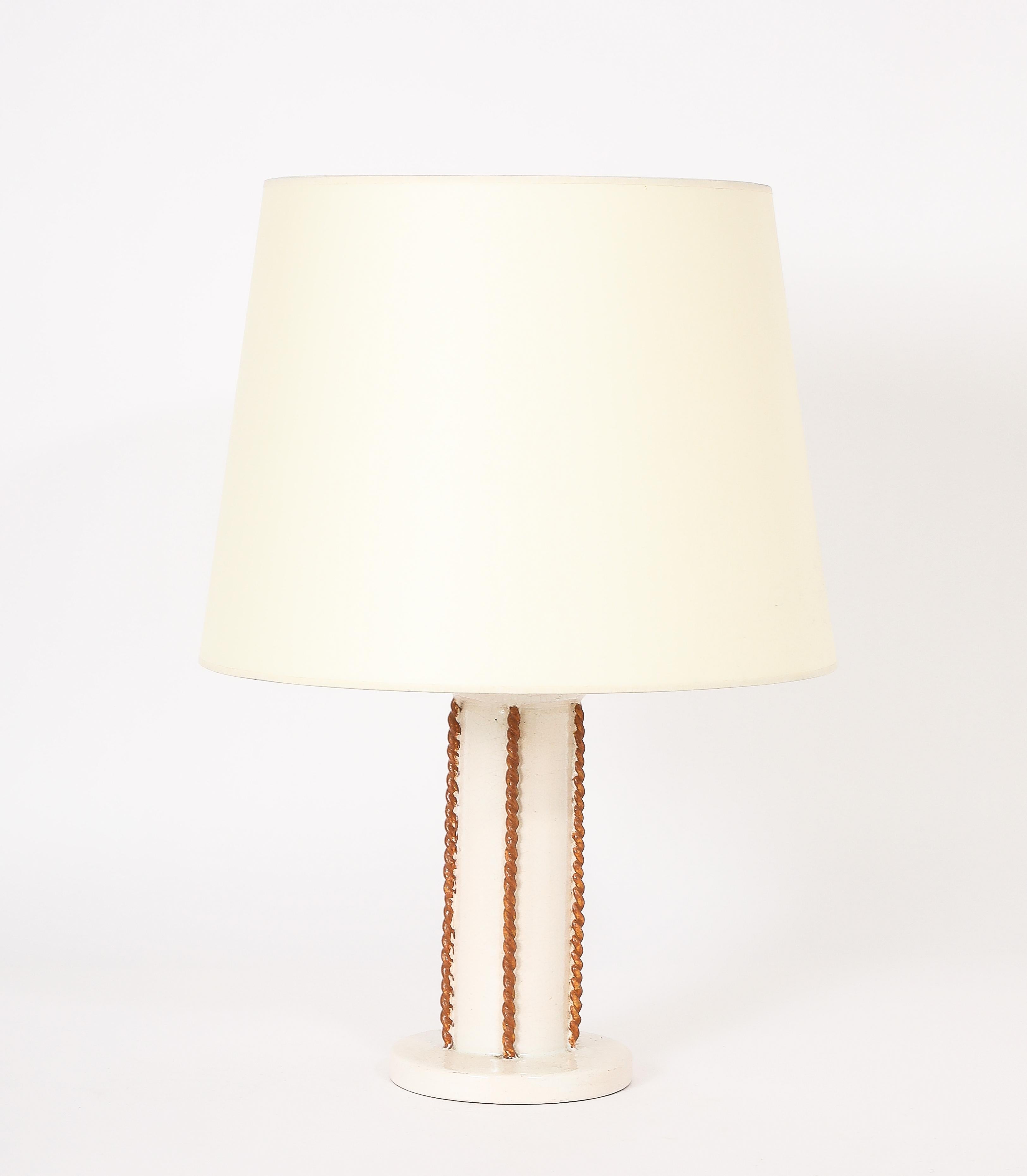 Lampe en céramique à l'émail craquelé avec une série de décors verticaux bruns.
Base seule 13x7
