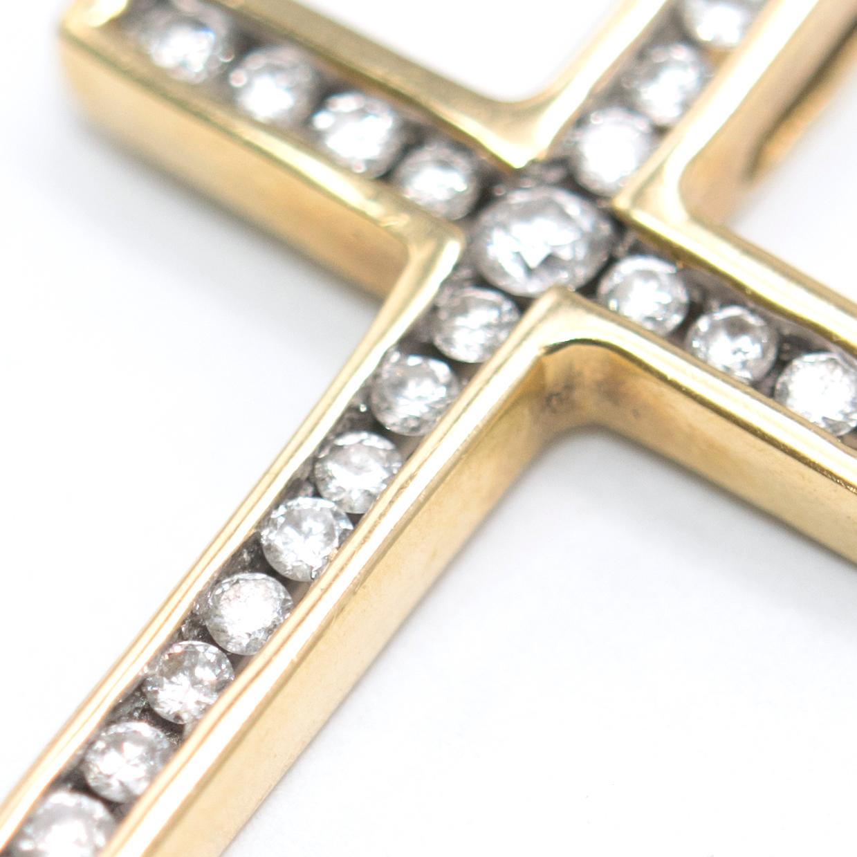 Bespoke Diamond Gold Cross Pendant

- 18ct Gold Cross 
- 0.25ct Diamond Weight in rub-over setting 
- Full hallmarked with Assay markand 0.25 diamond weight 
- Clear white diamonds 

Please note, these items are pre-owned and may show some signs of