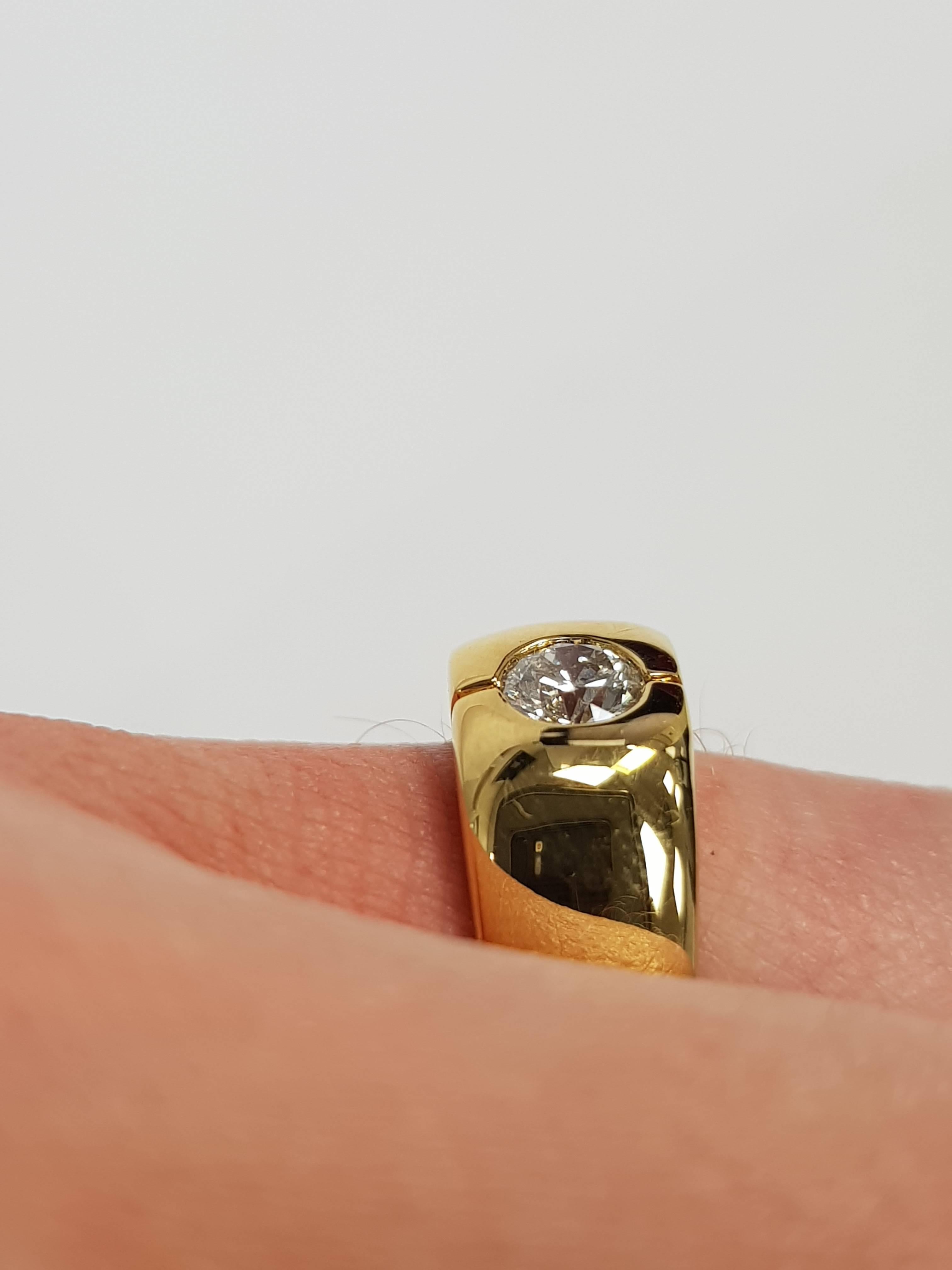Round Cut Diamond 18 Karat Gold Bespoke 0.50 Carat Round Men's UK Hallmarked Signet Ring For Sale