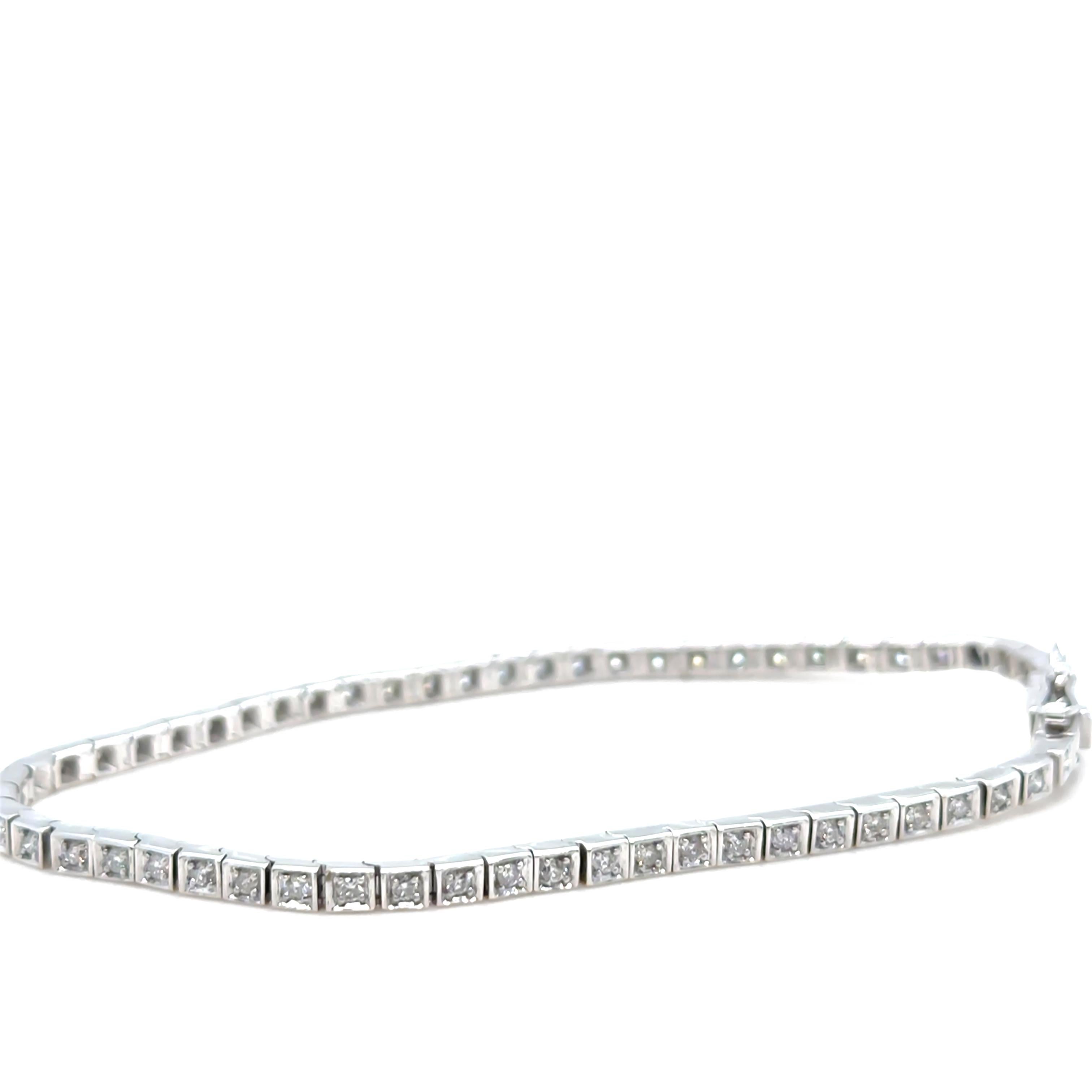 Superbe bracelet en or blanc 10ct, élégamment serti de 59 diamants ronds de taille brillant en serti clos, avec un poids total de diamants de 1,18ct. Les diamants, qui mesurent environ 1,75 mm chacun, sont de couleur H et de pureté SI.

Le bracelet