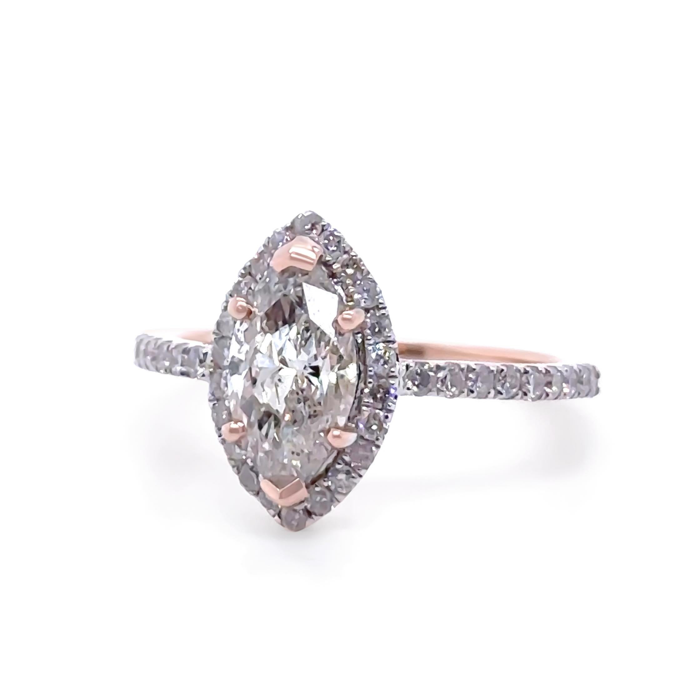 Un anillo de compromiso de diamantes a medida, de oro rosa de 14 ct. Con un diamante talla marquesa en un engaste de 4 garras, color M, pureza P1 y un peso de 1,10 quilates.

Además, está engastada con 40 diamantes redondos talla brillante en garra,
