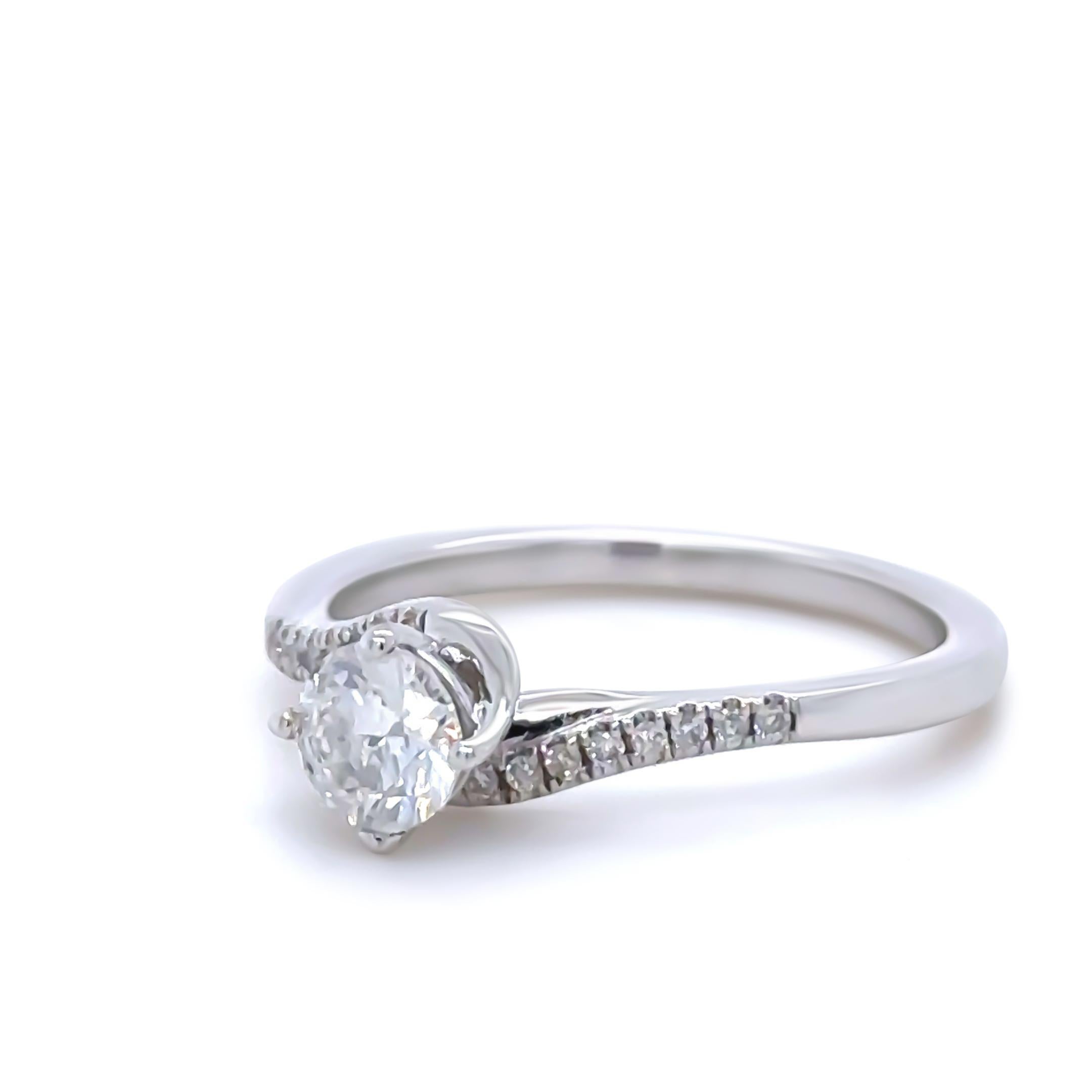 Anillo de compromiso de diamantes a medida en oro blanco de 14 ct 0,57 ct Corte redondo en venta