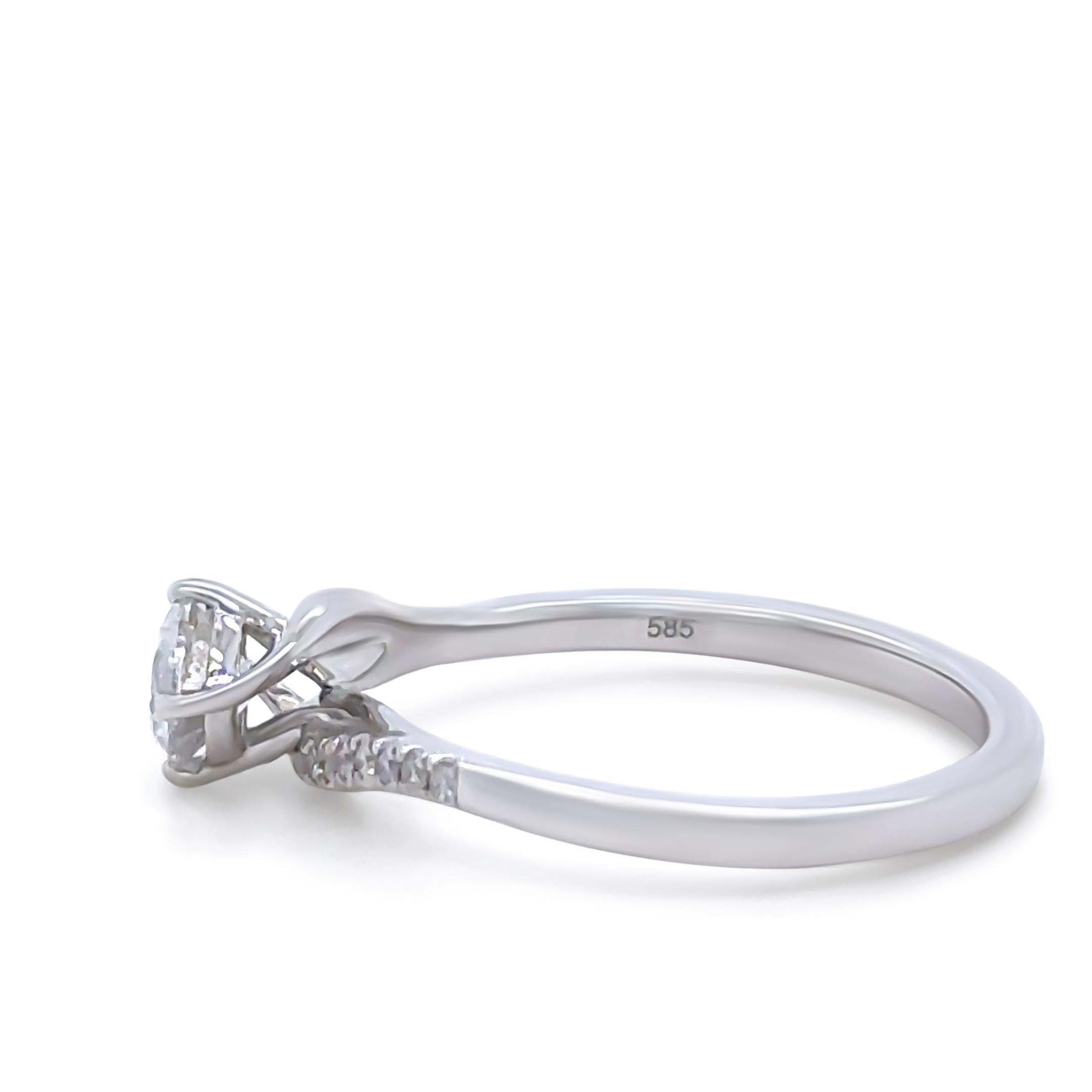 Anillo de compromiso de diamantes a medida en oro blanco de 14 ct 0,57 ct en Excelente estado para la venta en SYDNEY, NSW