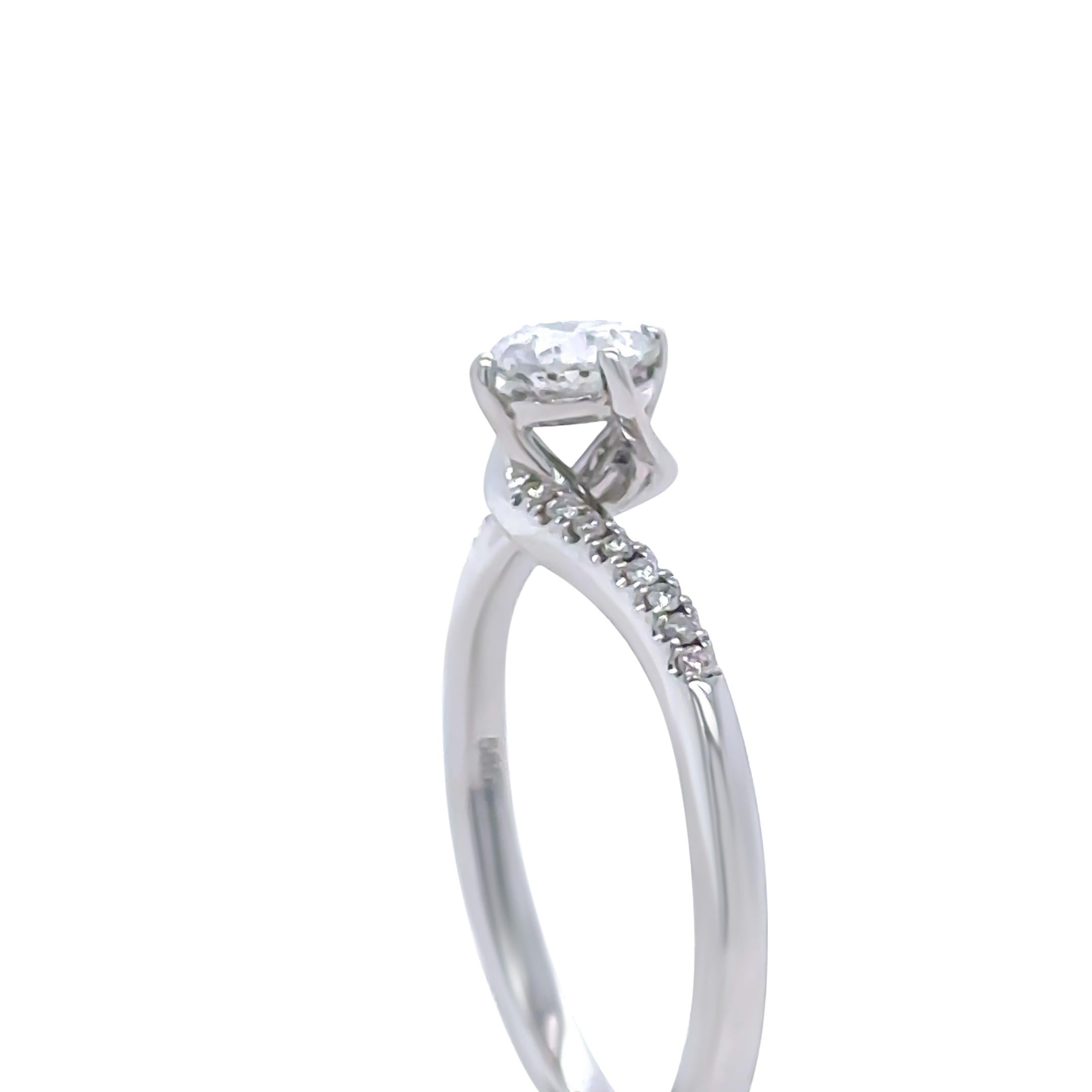 Anillo de compromiso de diamantes a medida en oro blanco de 14 ct 0,57 ct en venta 3