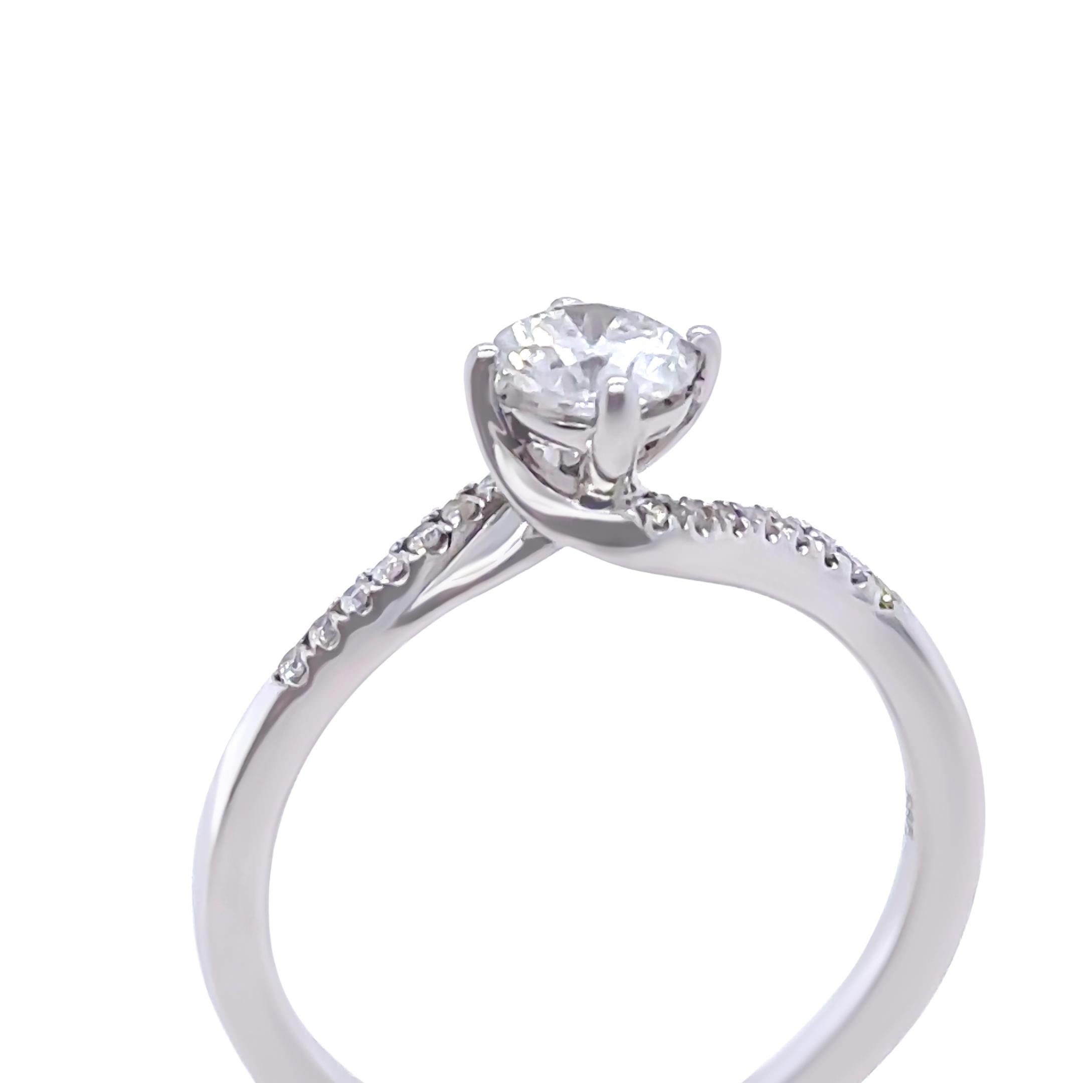 Anillo de compromiso de diamantes a medida en oro blanco de 14 ct 0,57 ct en venta 4