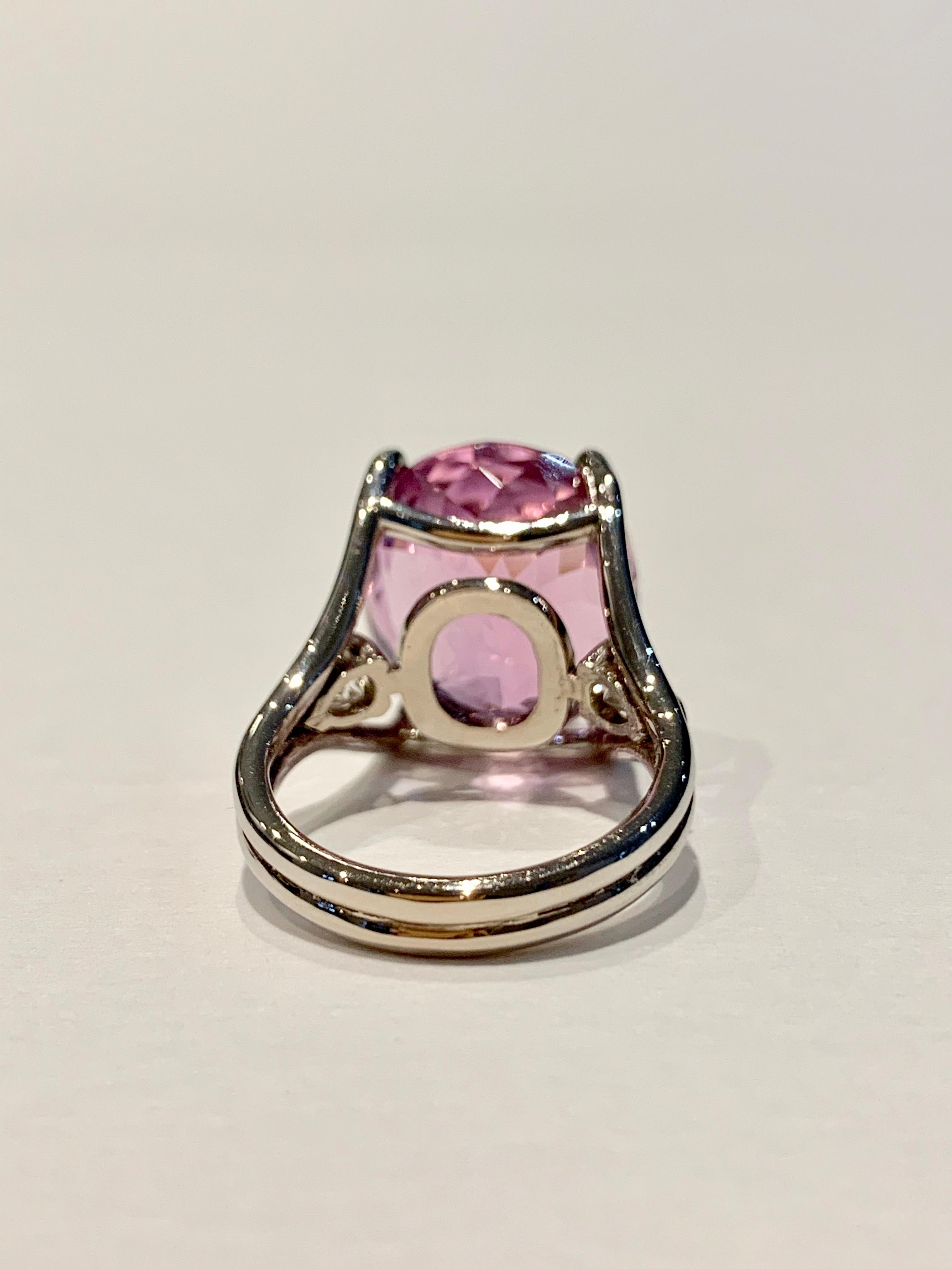 Bespoke 18 Carat Pink Oval Kunzite and Diamond Ring in 18 Carat White Gold In New Condition For Sale In Chislehurst, Kent