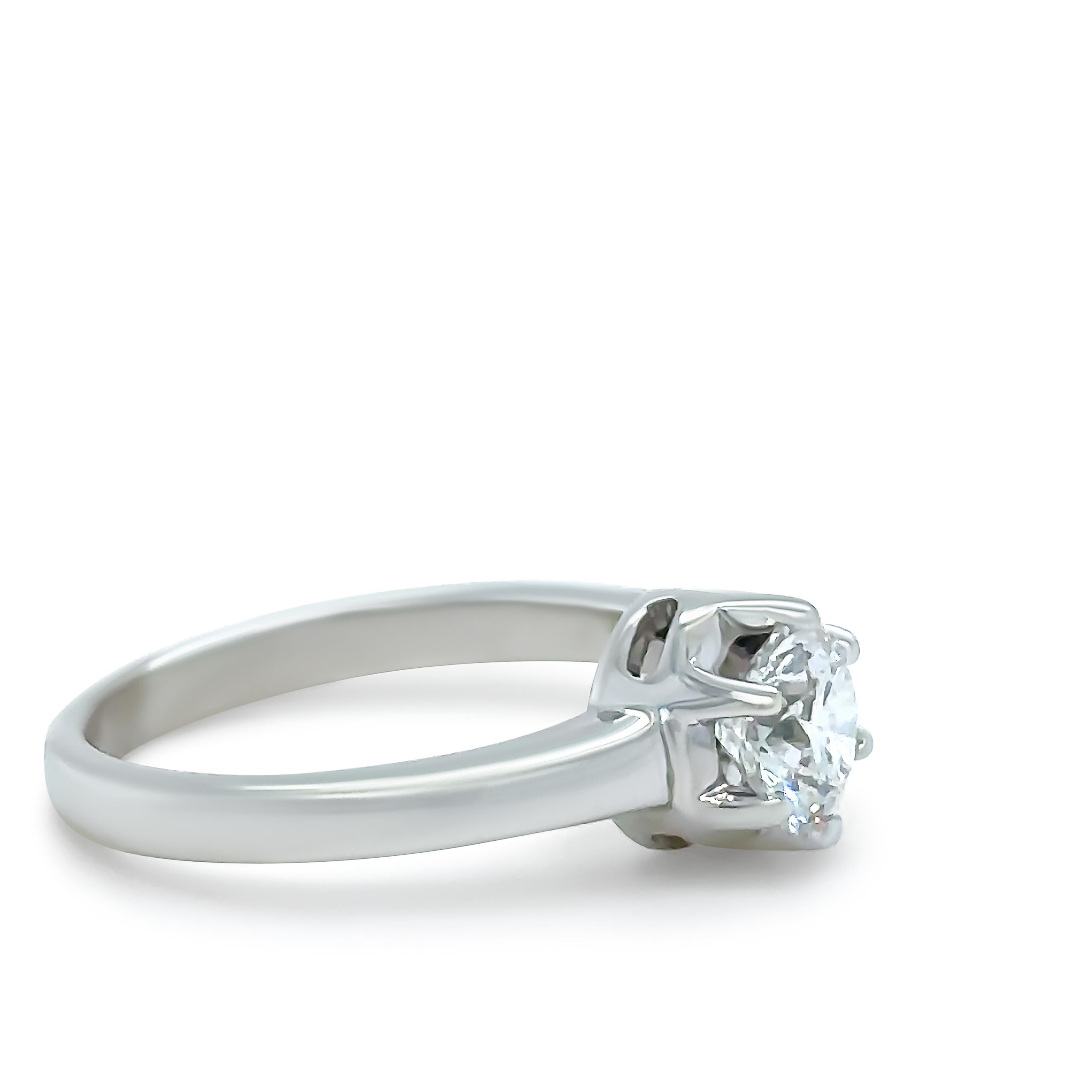 Anillo de compromiso de diamantes DCLA de oro blanco de 18 ct a medida 0,83 ct Corte brillante en venta