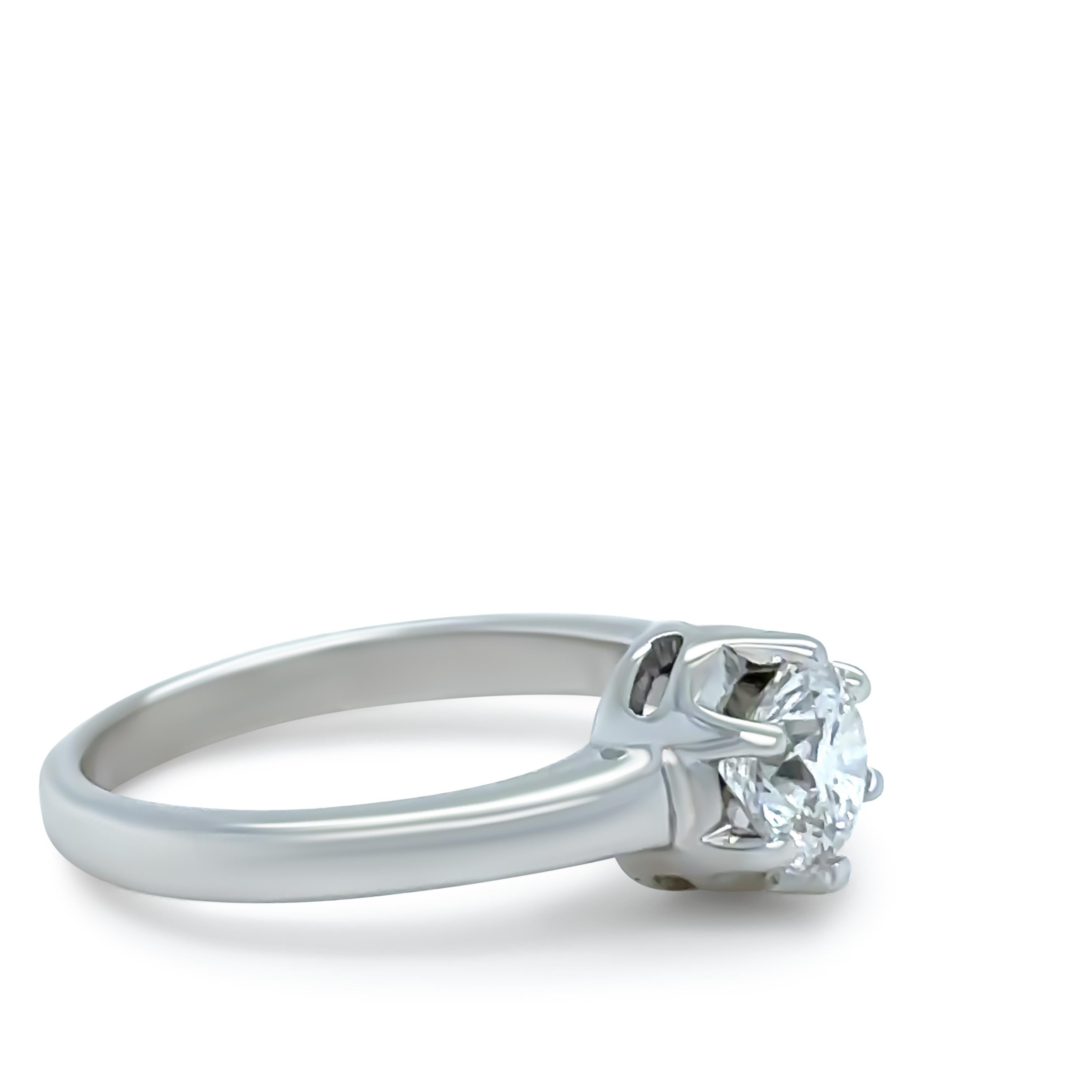 Un anillo de compromiso de diamantes DCLA a medida, de oro blanco de 18 ct. Engastado con un diamante redondo, talla brillante, color F, pureza SI2, con un peso total en quilates de 0,83 quilates. 

Certificado facilitado por la DCLA con el Informe