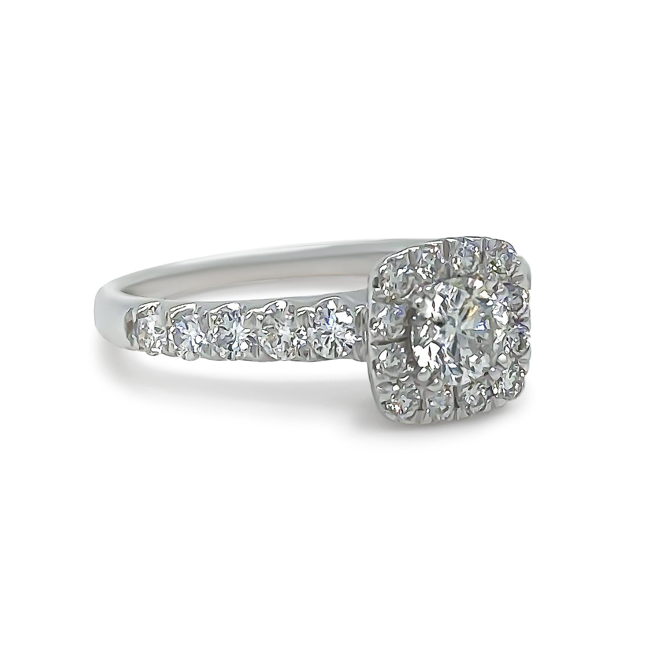 Bague sur mesure en forme de coussin, sertie de quatre griffes en or blanc 18ct dans un entourage de 12 diamants ronds de taille brillante et de 10 diamants ronds de taille brillante sertis dans les épaules sur un anneau conique de 2,4 à 1,7