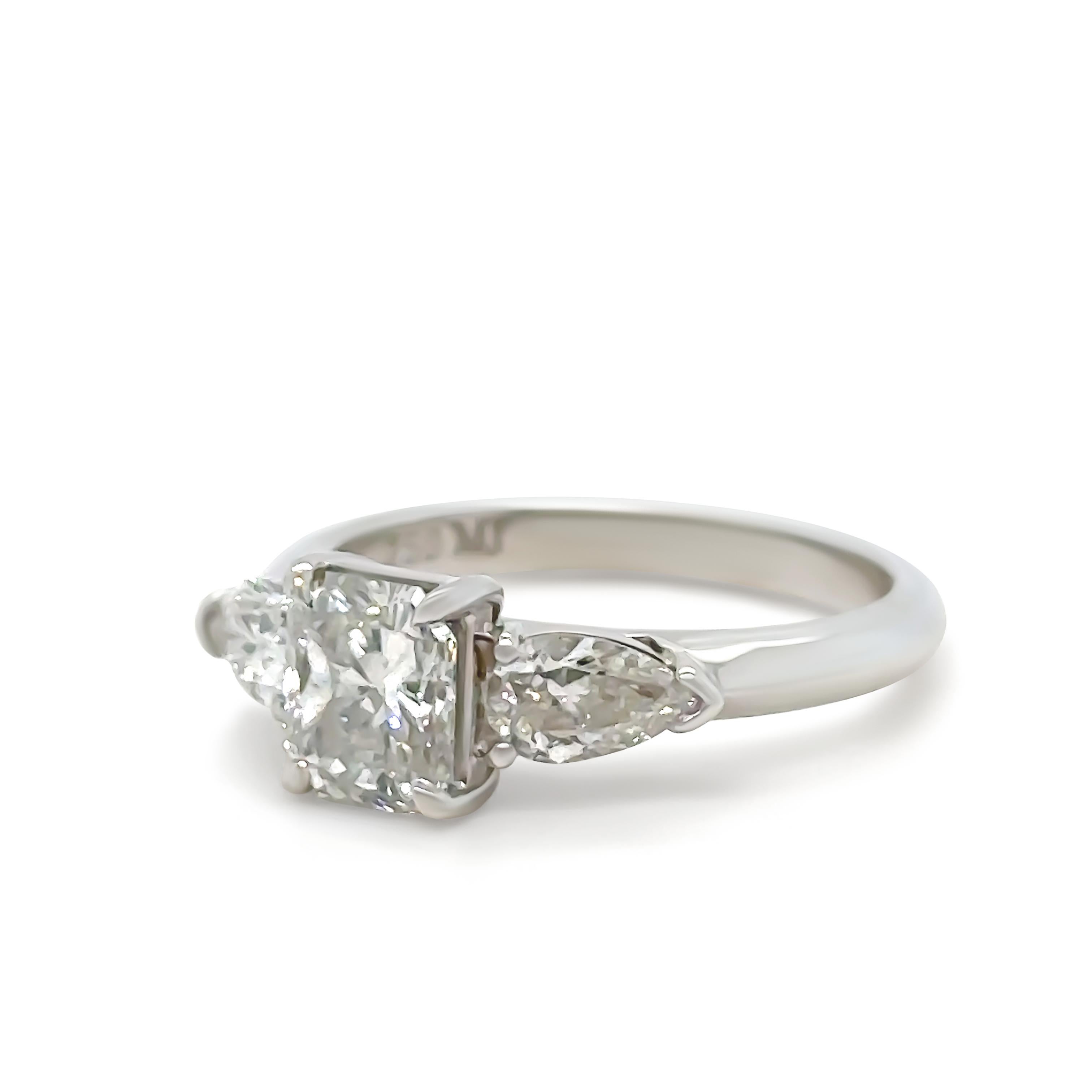 Taille radiant Bague de fiançailles sur mesure en or blanc 18 carats avec diamants 1,64 carat en vente