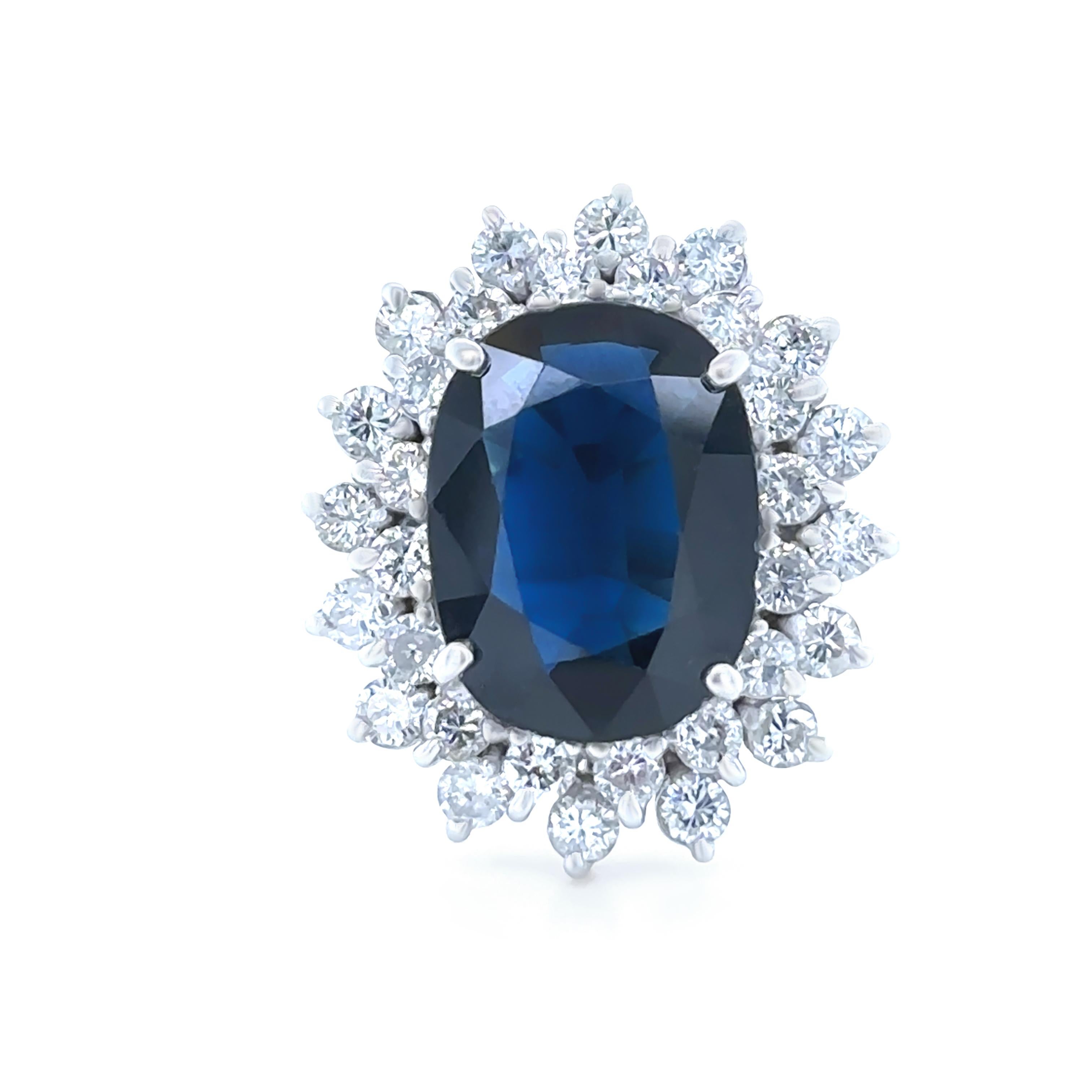 Ein eleganter Saphir- und Diamantring aus 18 Karat Weißgold mit einem atemberaubenden blauen Saphir im Ovalschliff von 5,15 Karat. Zusätzlich besetzt mit 32 runden Diamanten im Brillantschliff der Farbe G-H und der Reinheit SI1-I1 von insgesamt 1,70