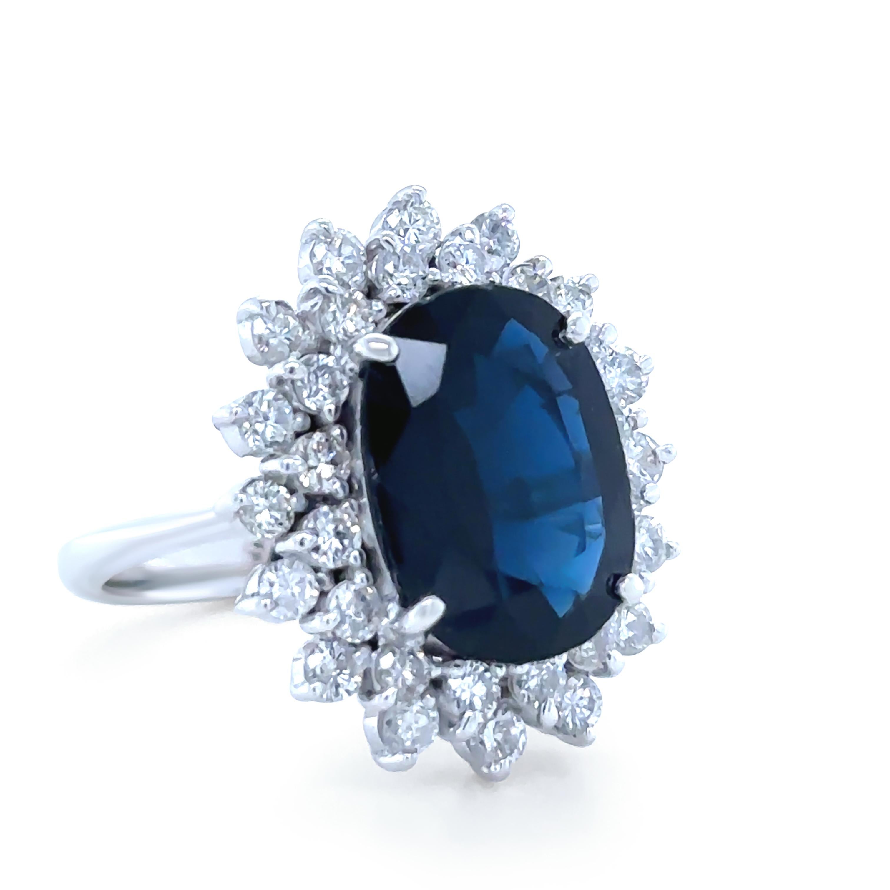 Maßgeschneiderter Ring aus 18 Karat Weißgold mit Saphir und Diamant 5,15 Karat (Ovalschliff) im Angebot
