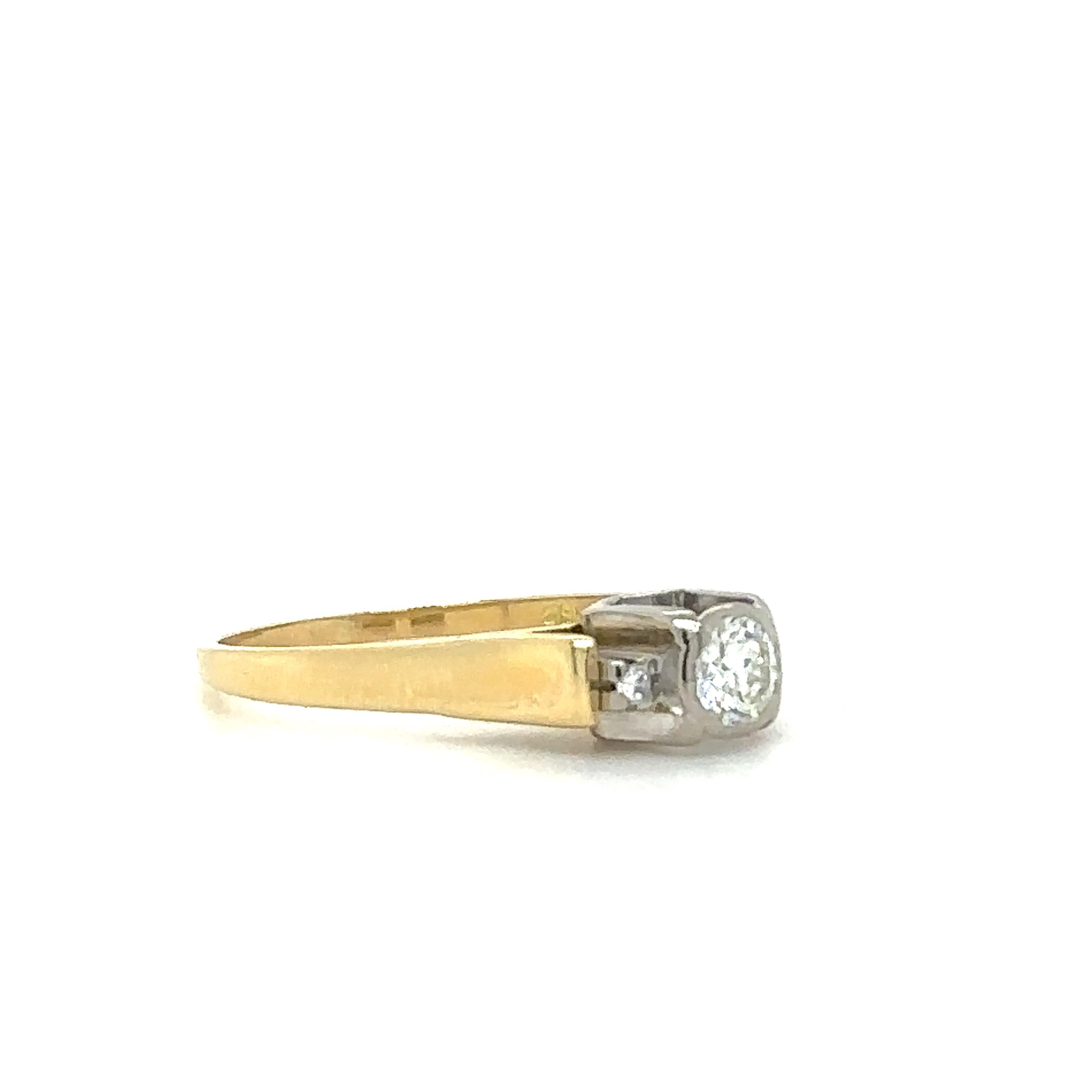 Unique features:

Diamond ring. Made of 18ct Yellow Gold, and weighing 4.4 gm. Stamped: 18C. Set with a Round, brilliant cut Diamond, colour G, and clarity VS1. Weighing 0.40 ct.

2 round, brilliant cut Diamonds, colour G-H and clarity VS-SI. with a