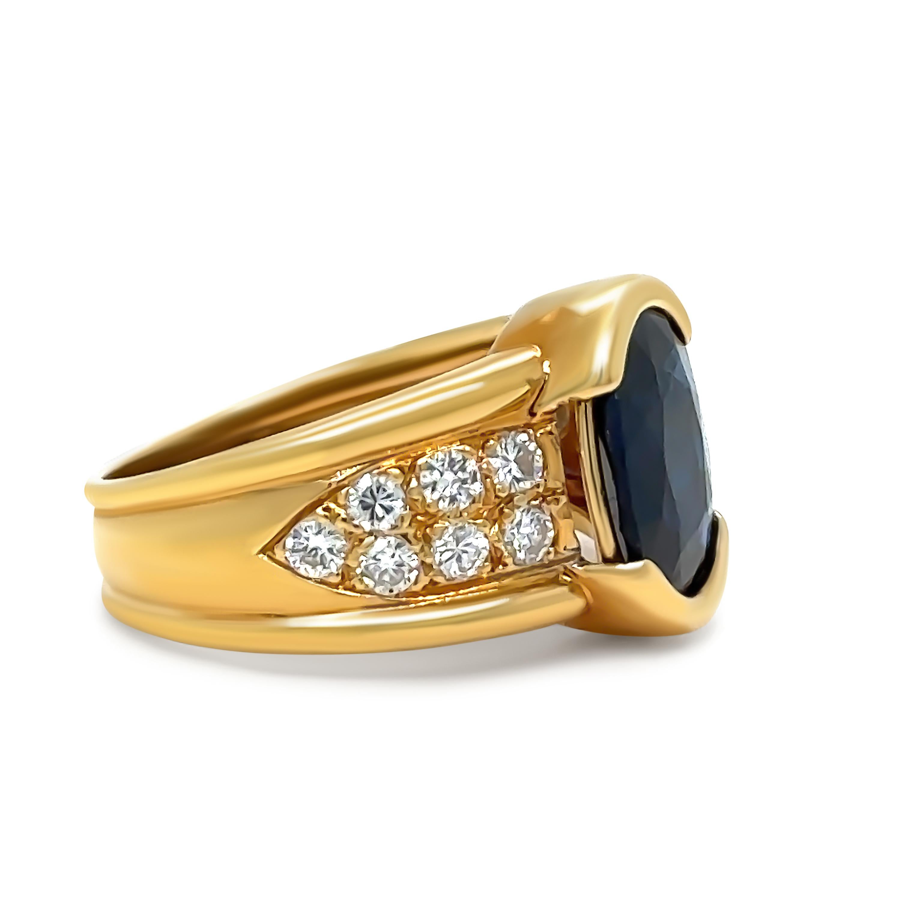 Bague sur mesure en or jaune 18ct (testé à l'acide) avec 15 pierres en saphir et diamant. Saphir ovale en partie frotté sur serti avec 7 diamants ronds de taille brillante grain serti dans chacun dans les épaulements de bord surélevé effilé 9,43 -