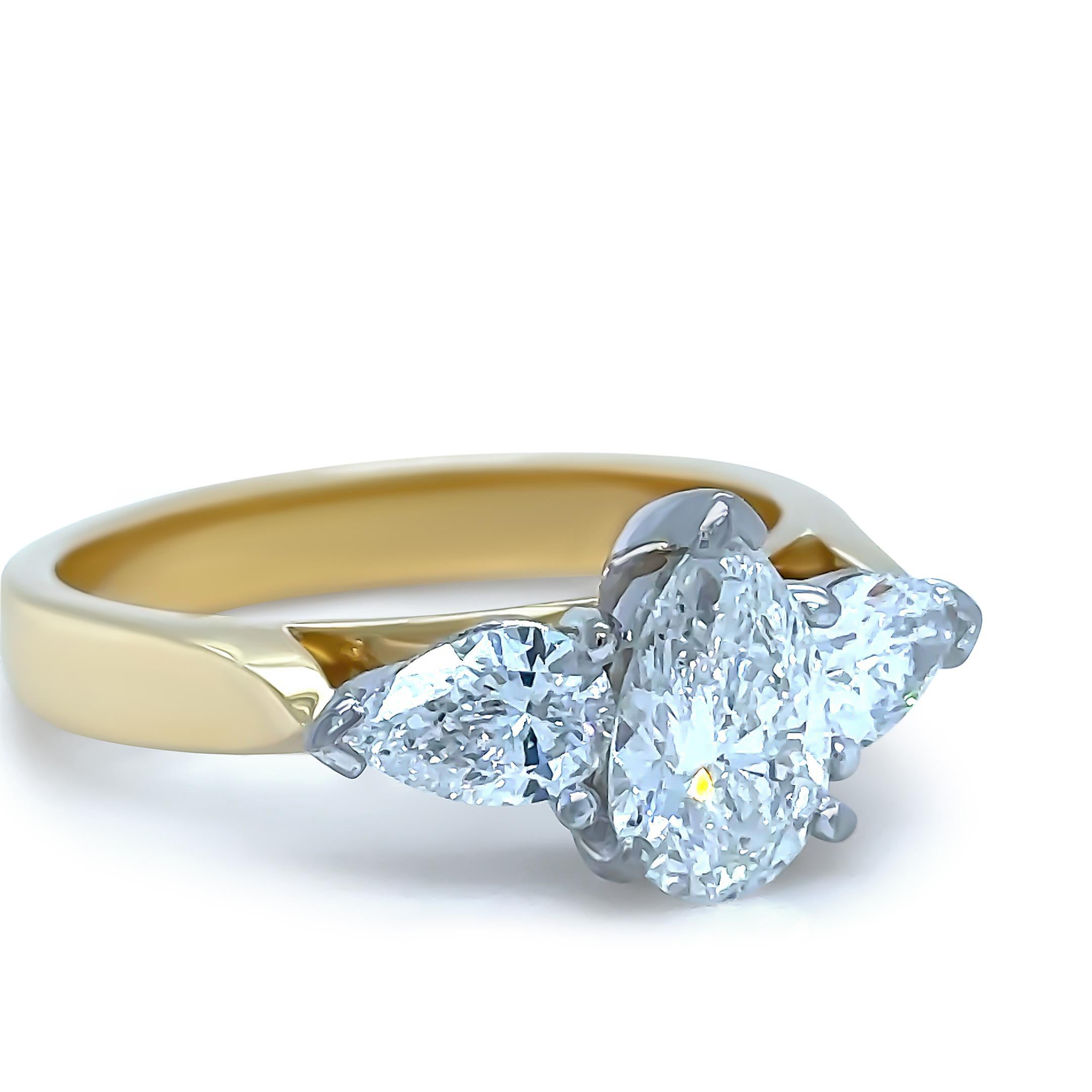Bague de fiançailles en diamant DCLA, en or jaune et blanc 18ct. Serti d'un diamant central de taille Brilliante, couleur F, pureté VS avec un poids en carats de 1.04ct. Serti de 2 diamants poire de taille Brilliante, de couleur F et de pureté VS