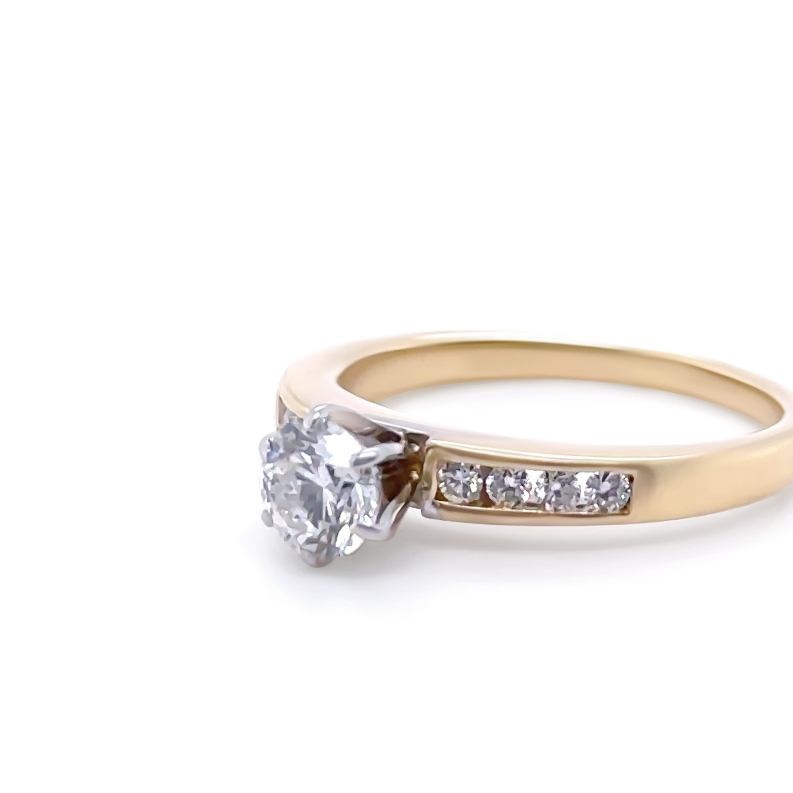 Bague de fiançailles sur mesure en or blanc et jaune 18ct. Bague assemblée à la main contenant un diamant rond de taille brillant au centre, dans une monture à six griffes. Il est orné de quatre diamants ronds de taille brillante de part et d'autre.