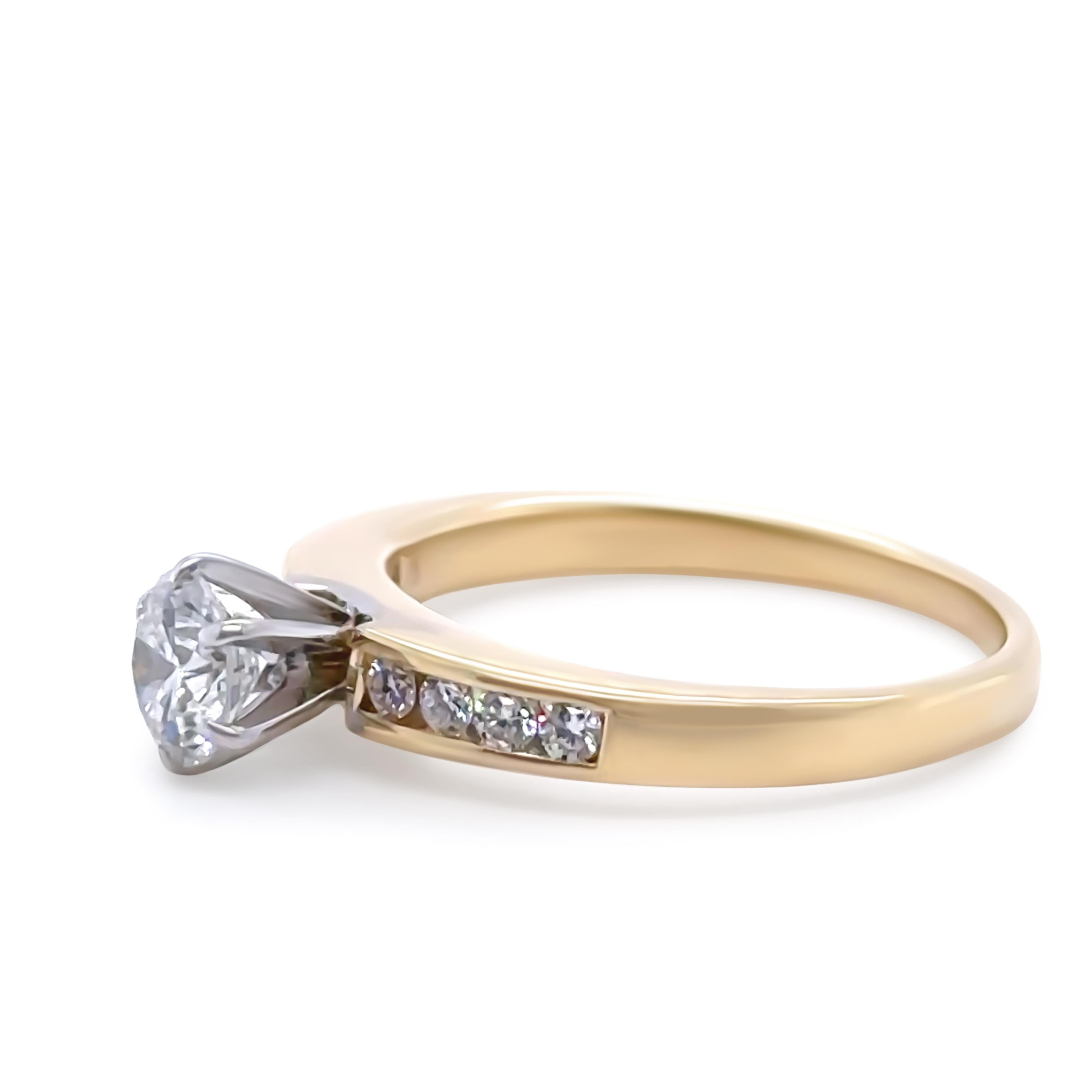 Taille ronde Bague de fiançailles sur mesure en or jaune et blanc 18 carats avec diamants 0,56 carat en vente