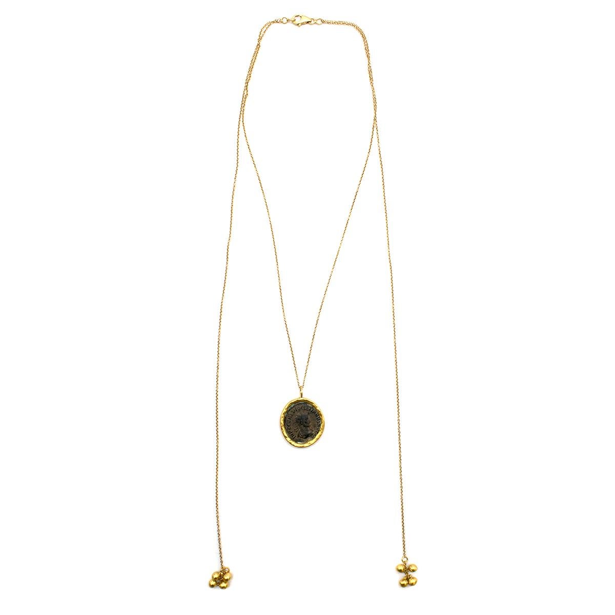 Bespoke Yellow Gold Coin Double Chained Necklace

- Coin Pendant Necklace 
- Bronze toned coin lined in yellow gold 
- Two decorative chains on sides for doubled effect 
- 18k Yellow Gold 
- Weight: 13.25g


Please note, these items are pre-owned
