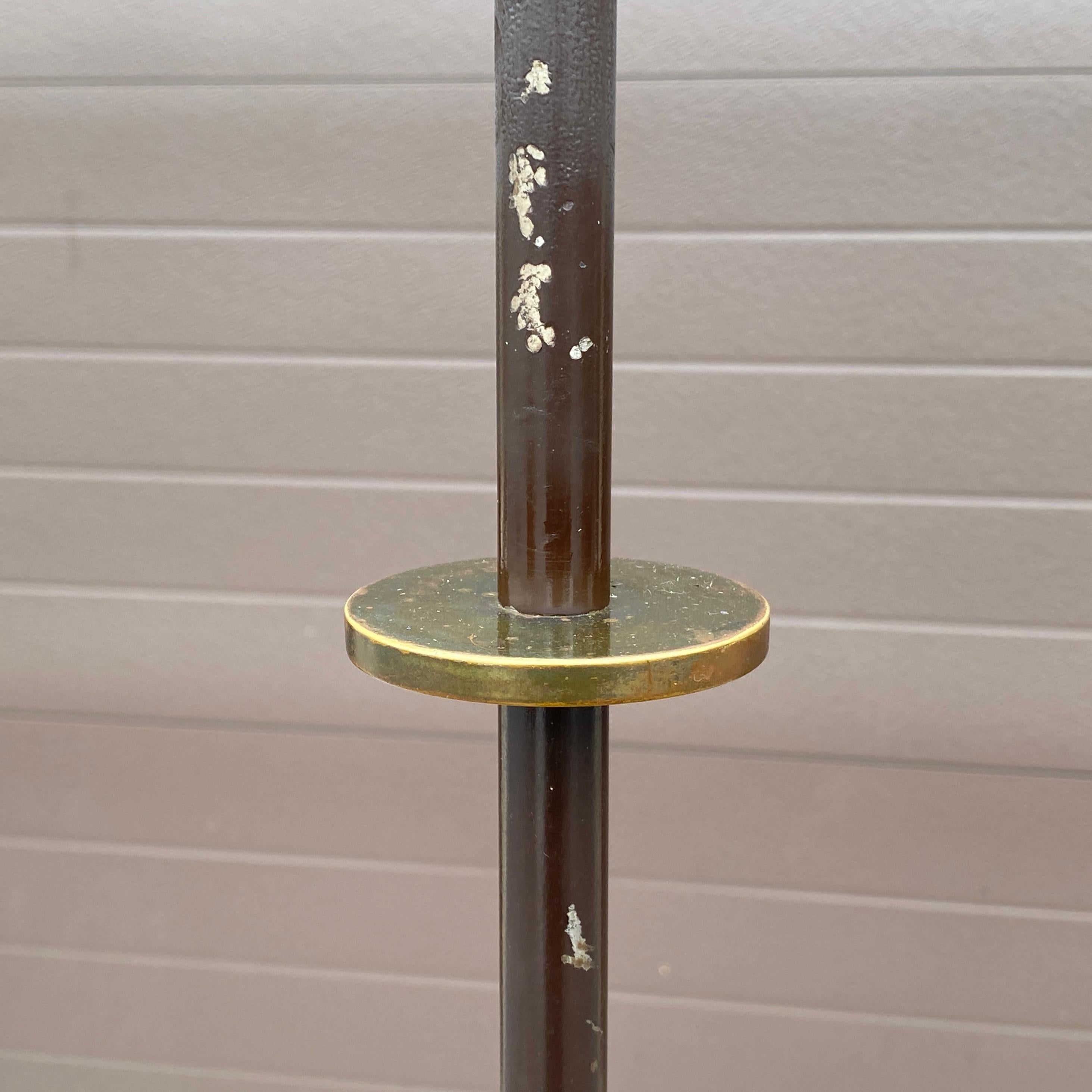 Lampadaire tripode en laiton et acier des années 1950 d'après Tommi Parzinger en vente 2