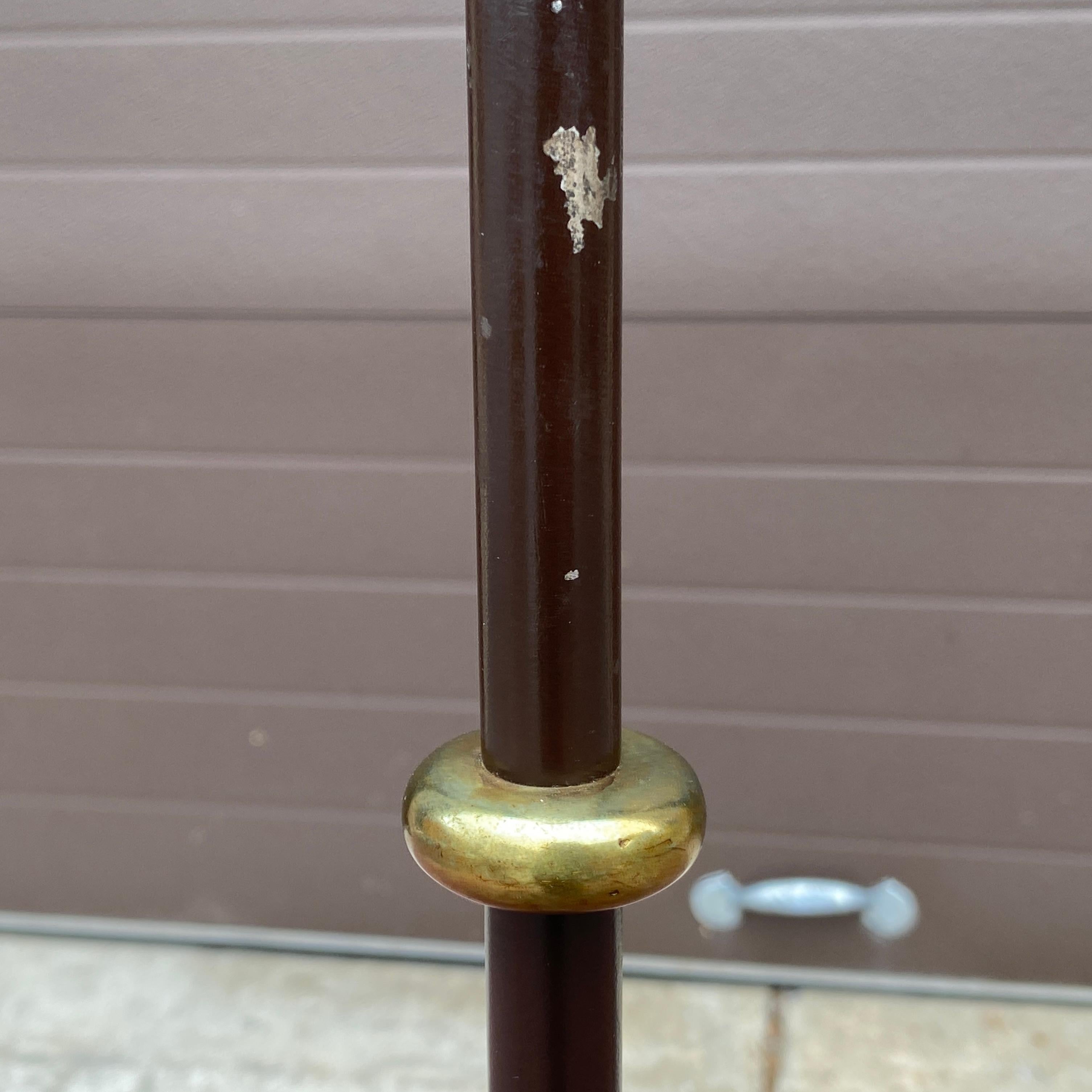 Lampadaire tripode en laiton et acier des années 1950 d'après Tommi Parzinger en vente 3