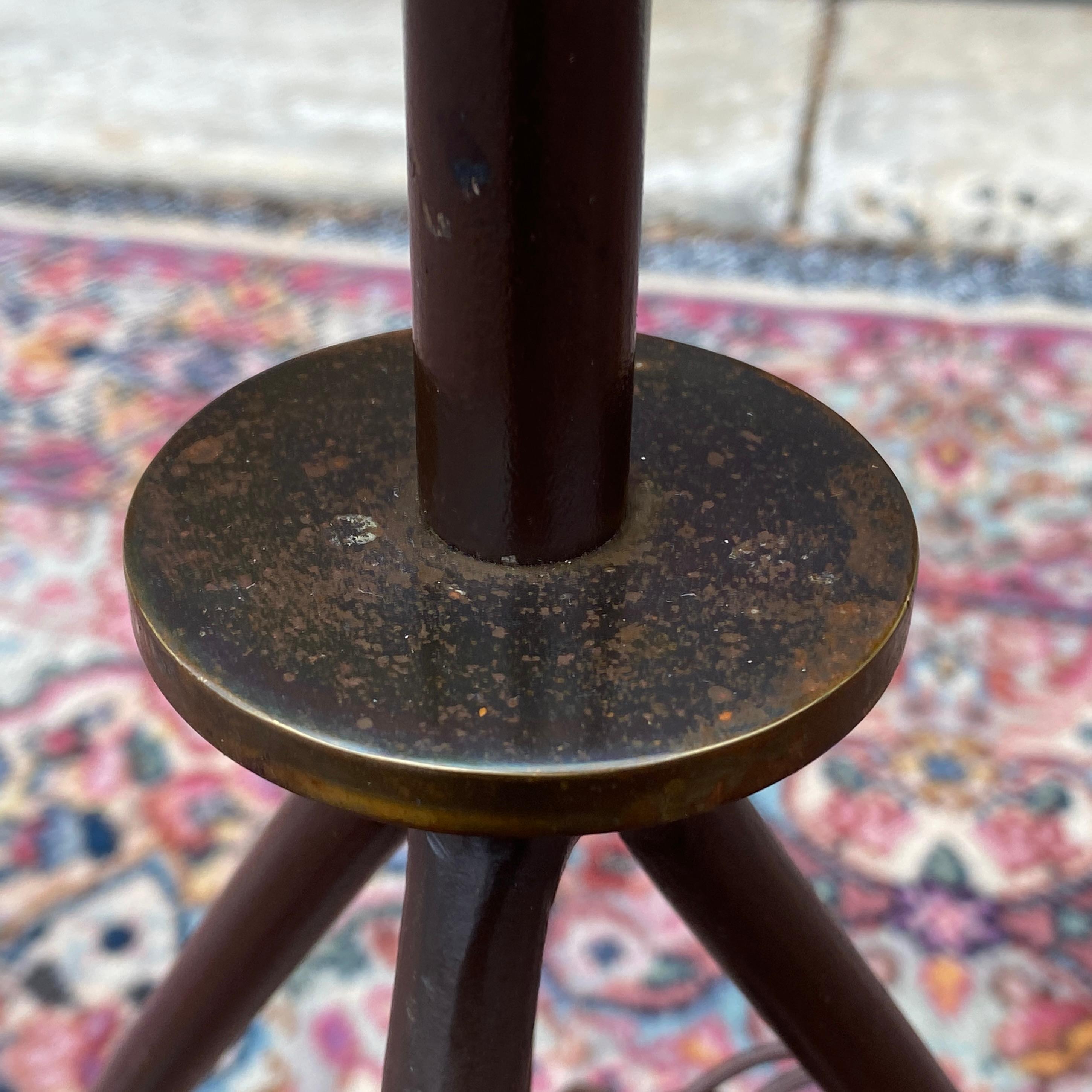Lampadaire tripode en laiton et acier des années 1950 d'après Tommi Parzinger en vente 4