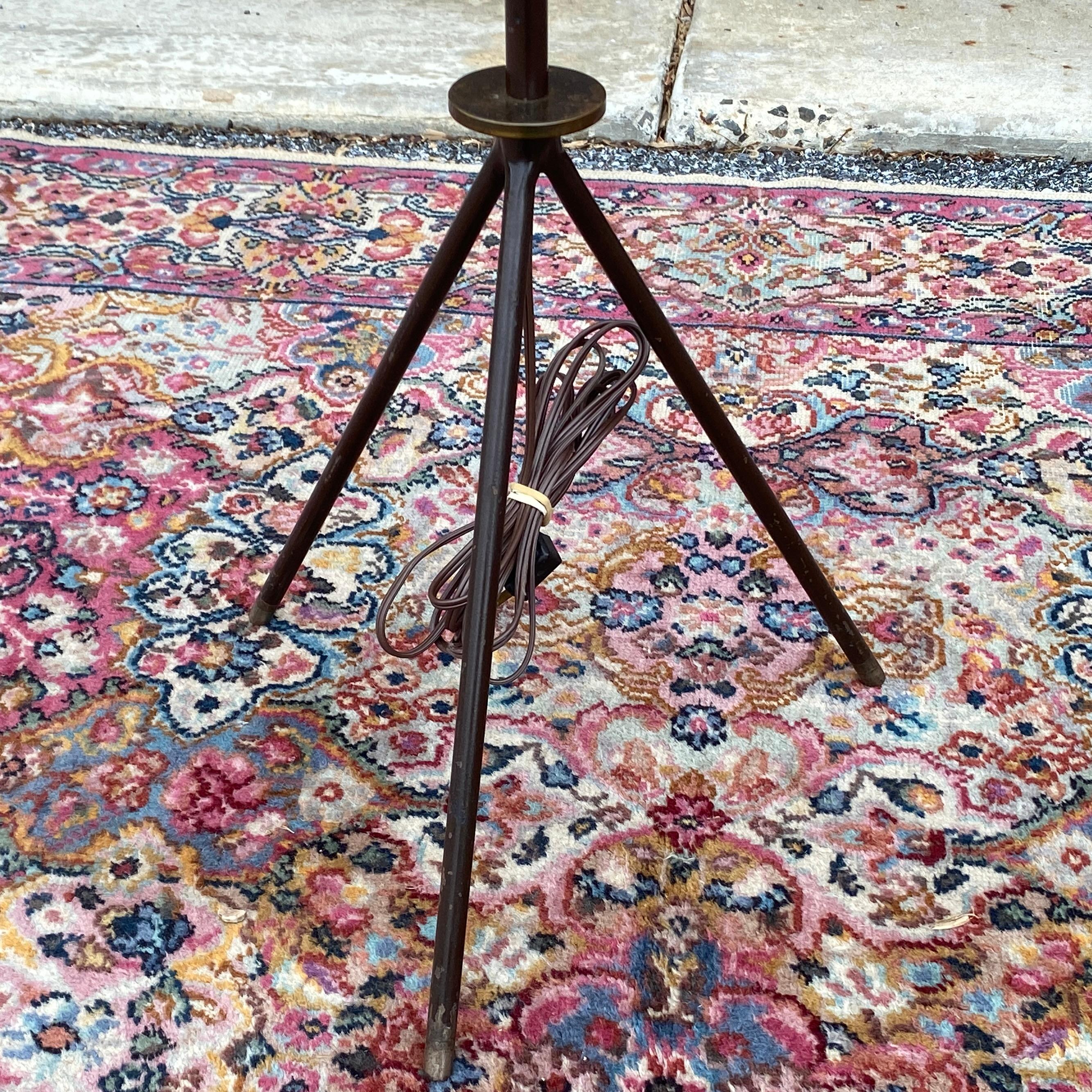Lampadaire tripode en laiton et acier des années 1950 d'après Tommi Parzinger en vente 5