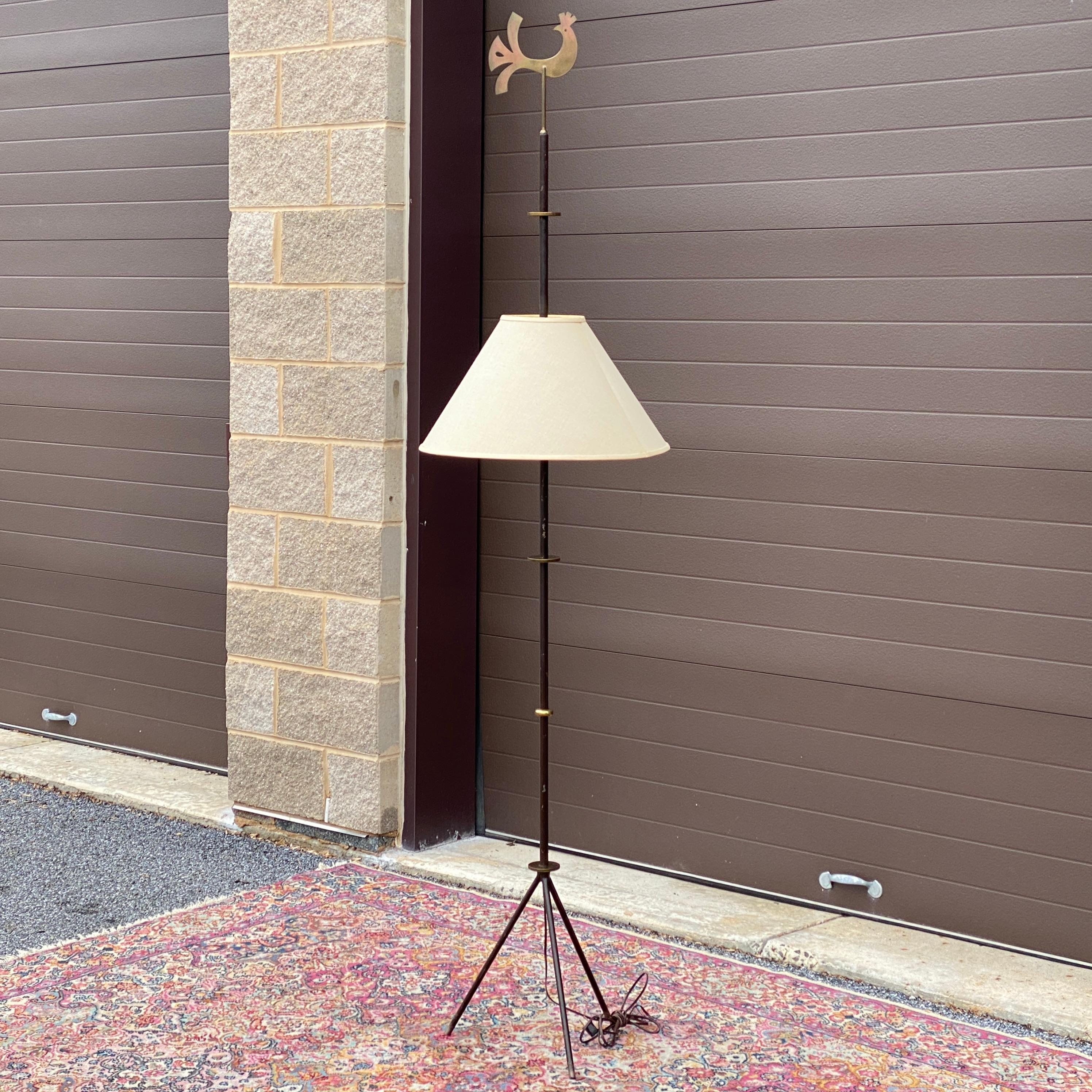 Mid-Century Modern Lampadaire tripode en laiton et acier des années 1950 d'après Tommi Parzinger en vente