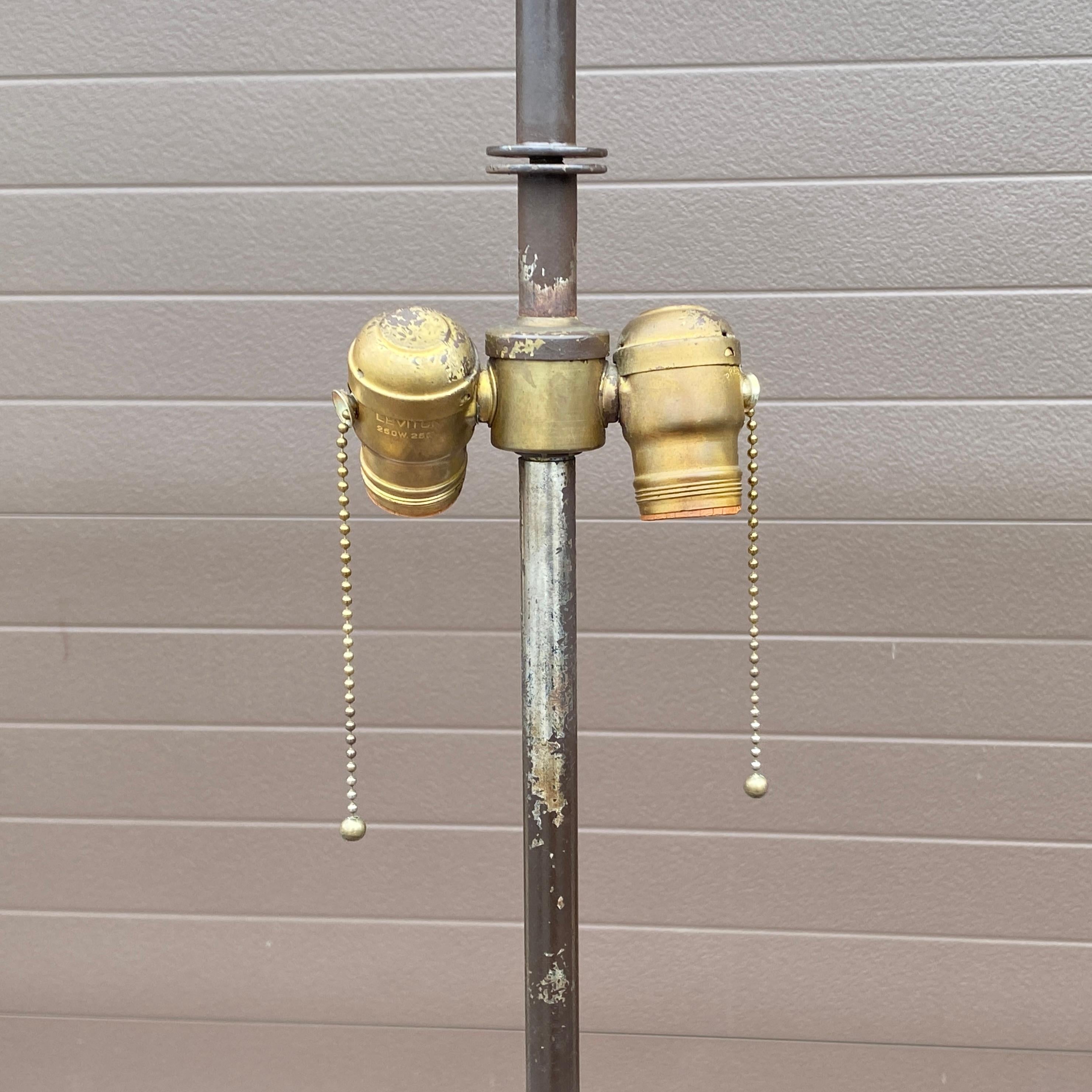 Laiton Lampadaire tripode en laiton et acier des années 1950 d'après Tommi Parzinger en vente