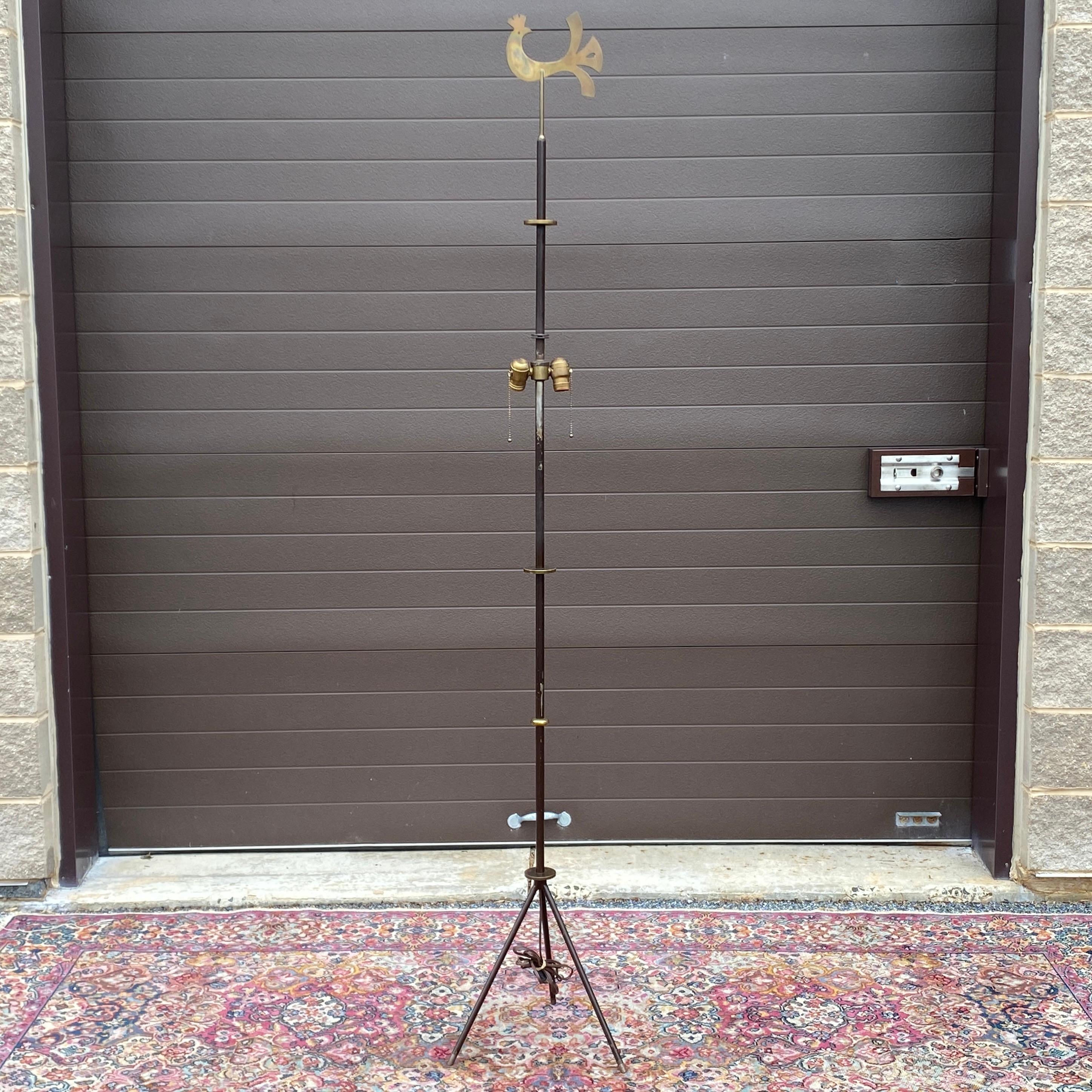 Lampadaire tripode en laiton et acier des années 1950 d'après Tommi Parzinger en vente 1