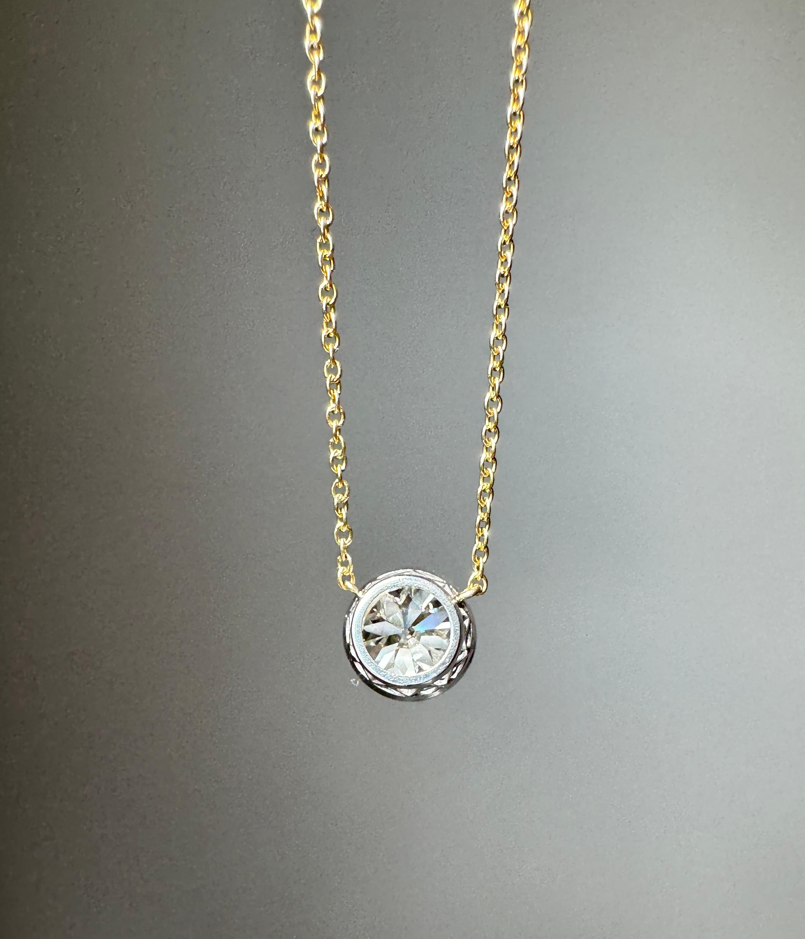 D'une beauté sans faille, un diamant de taille européenne de 1,97 carat brille à l'intérieur d'un chaton en platine, suspendu à une délicate chaîne en or 14 carats. L'accessoire idéal pour toutes les occasions.


Diamant : 1,97 carat, pureté VS2 et