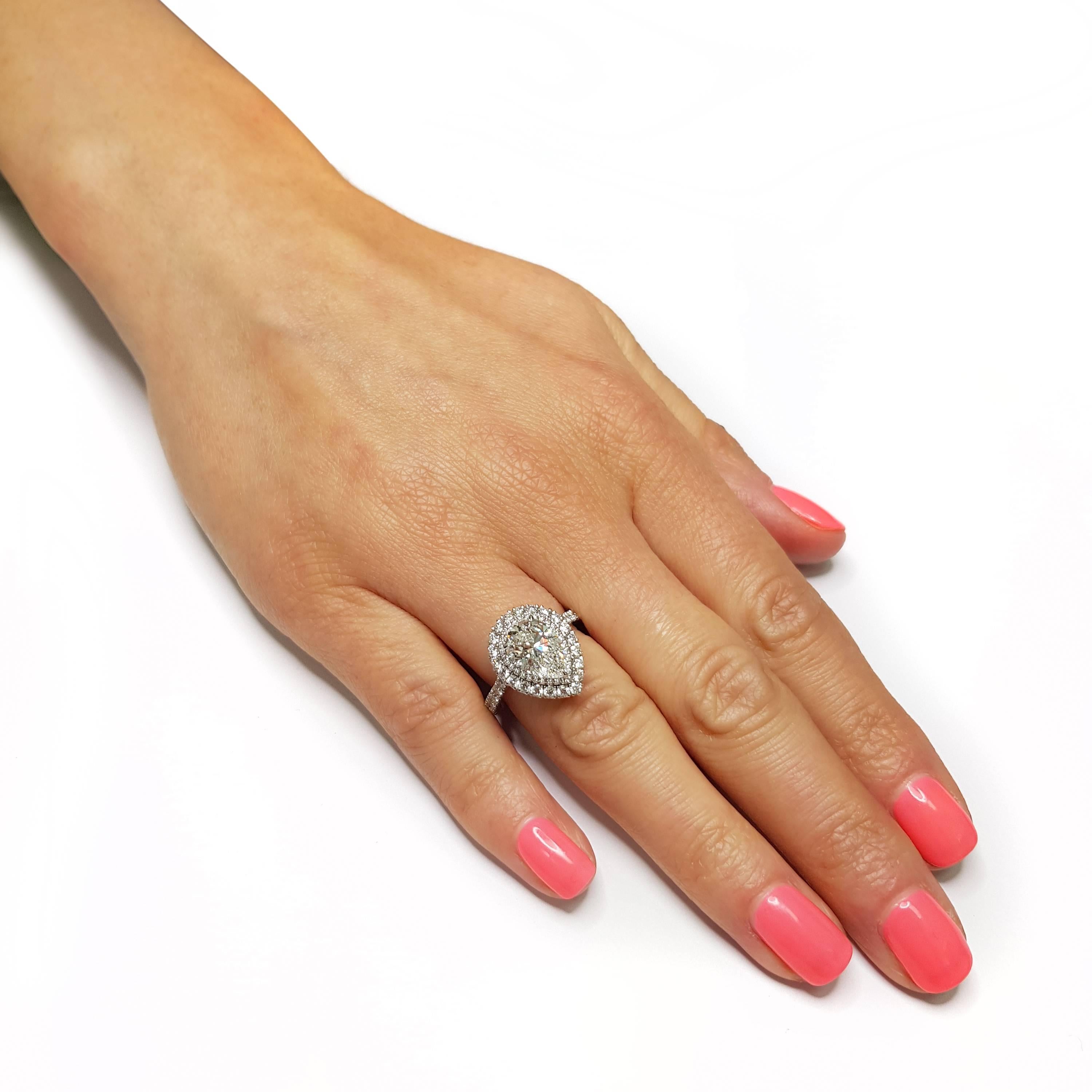 Verlobungsring aus Platin mit maßgefertigtem 2,90 Karat birnenförmigem D-Diamant mit doppeltem Halo im Zustand „Neu“ im Angebot in London, GB