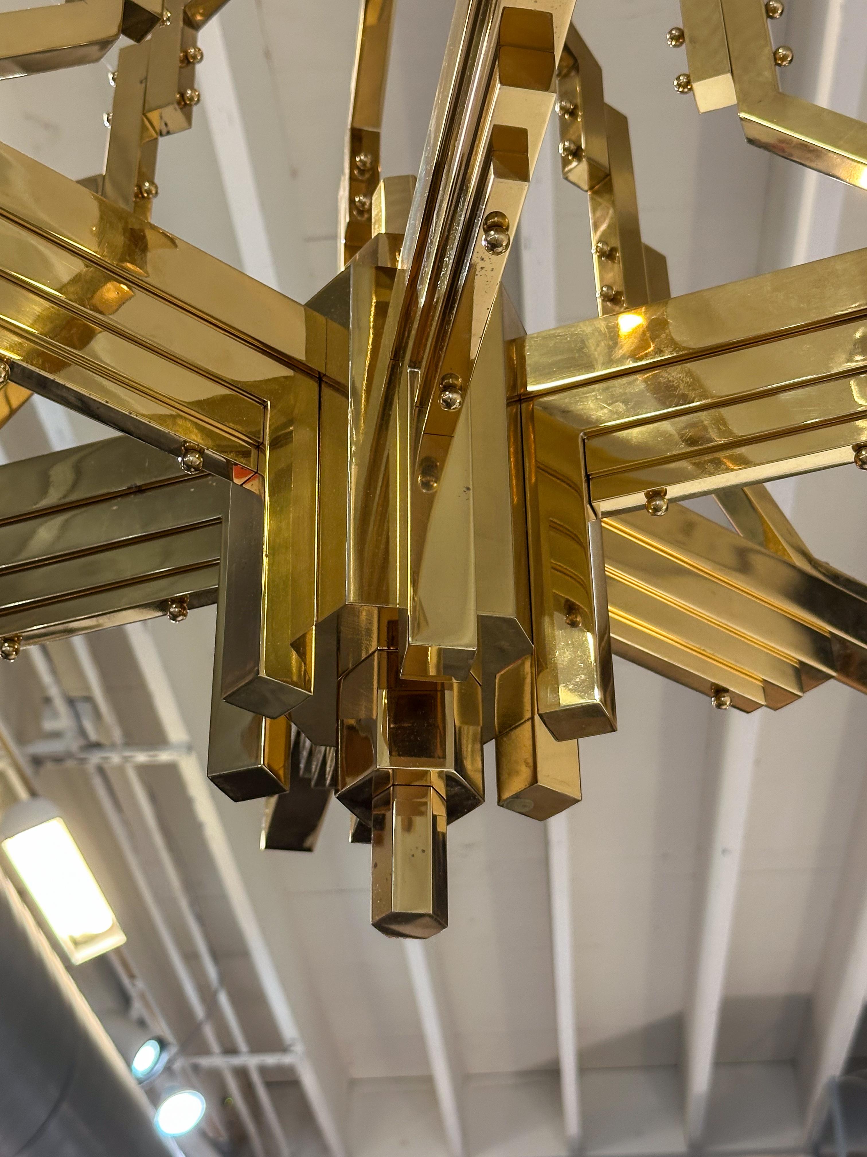 Américain Lustre Art Déco à 6 bras en laiton sur mesure de Francis Nowalk en vente