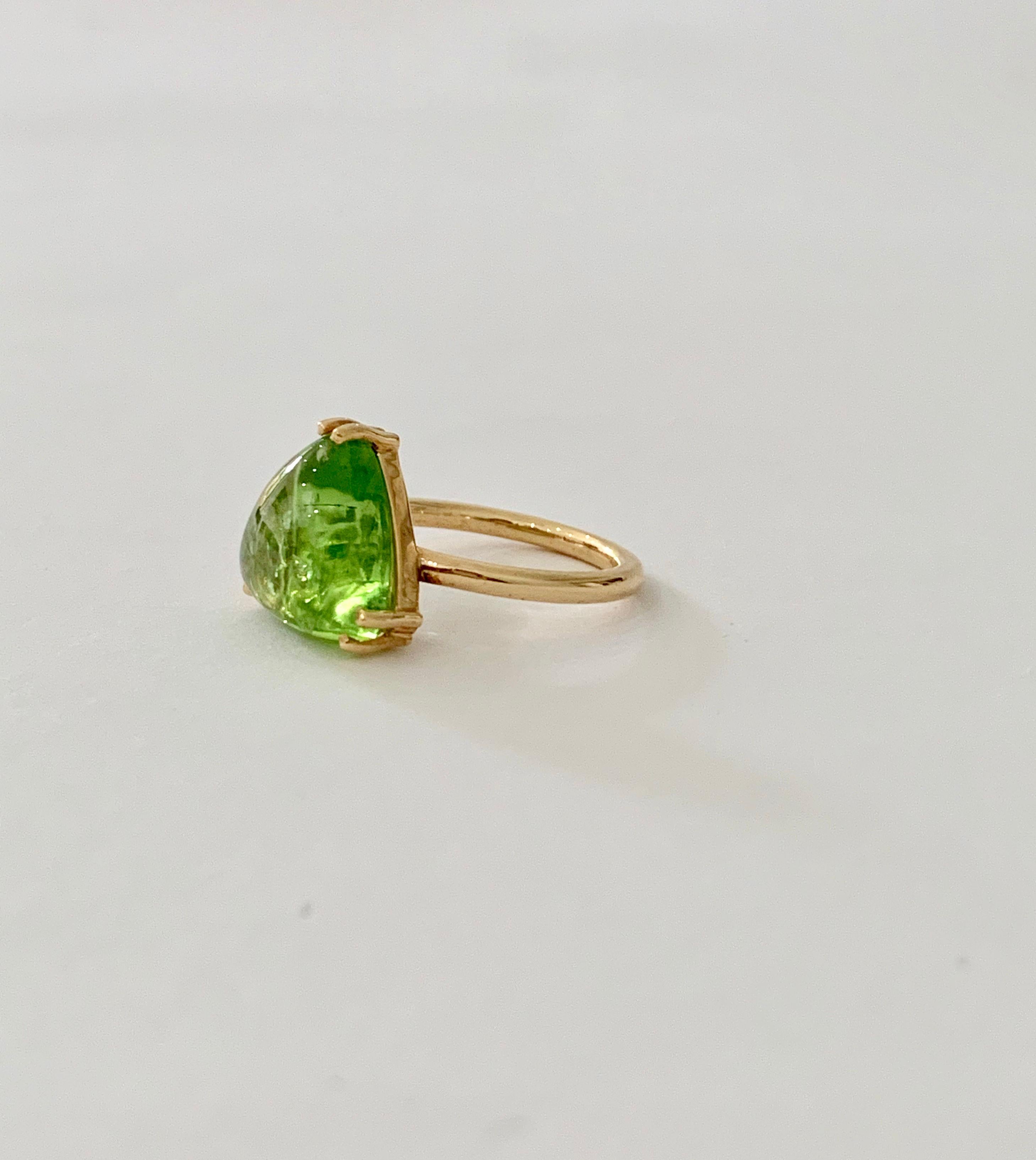 Modern Bespoke 7.00 Carat Trillion Cut Cabochon Peridot Ring in 18 Carat Yellow Gold For Sale