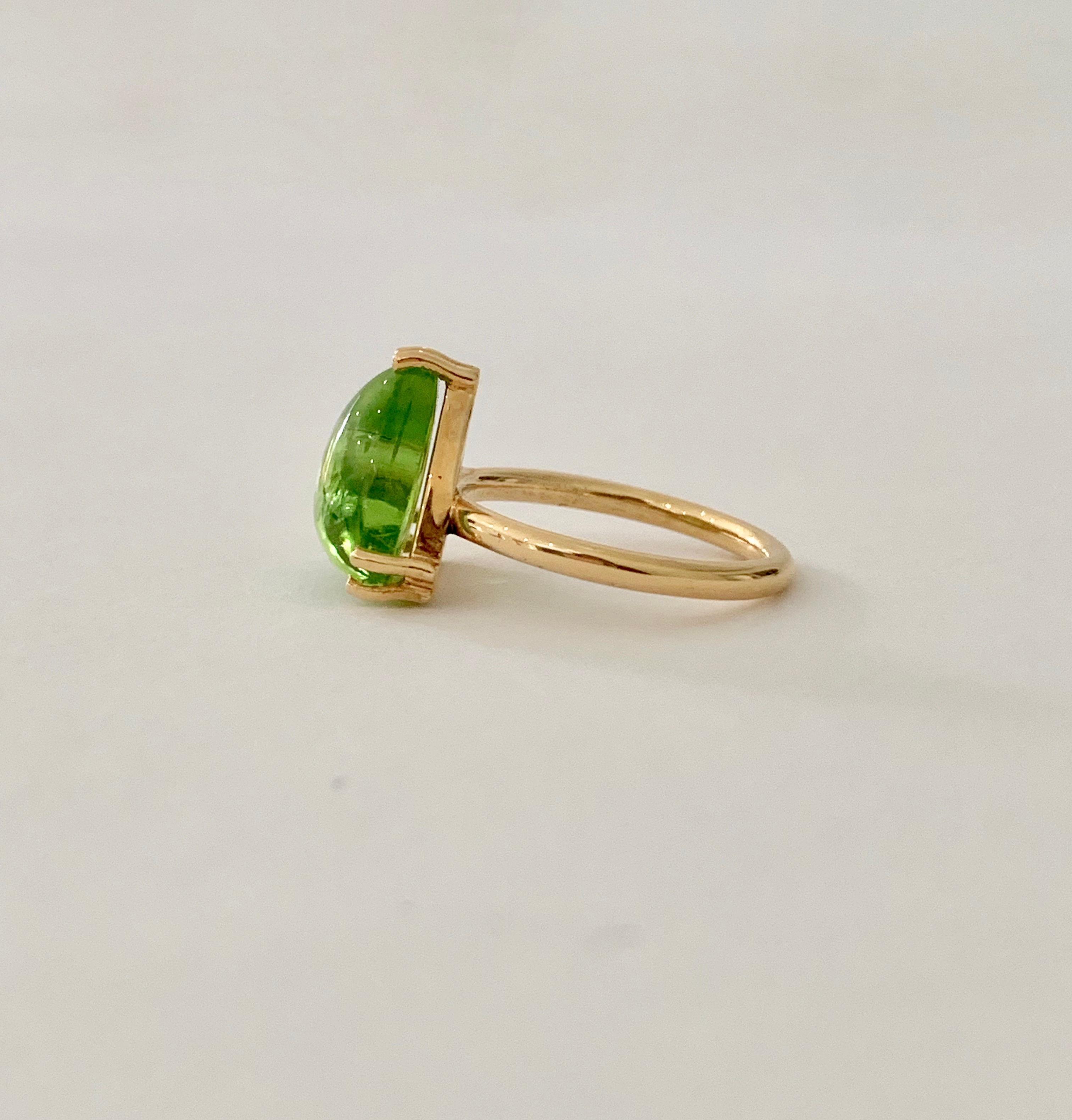 Bespoke 7.00 Carat Trillion Cut Cabochon Peridot Ring in 18 Carat Yellow Gold In New Condition For Sale In Chislehurst, Kent