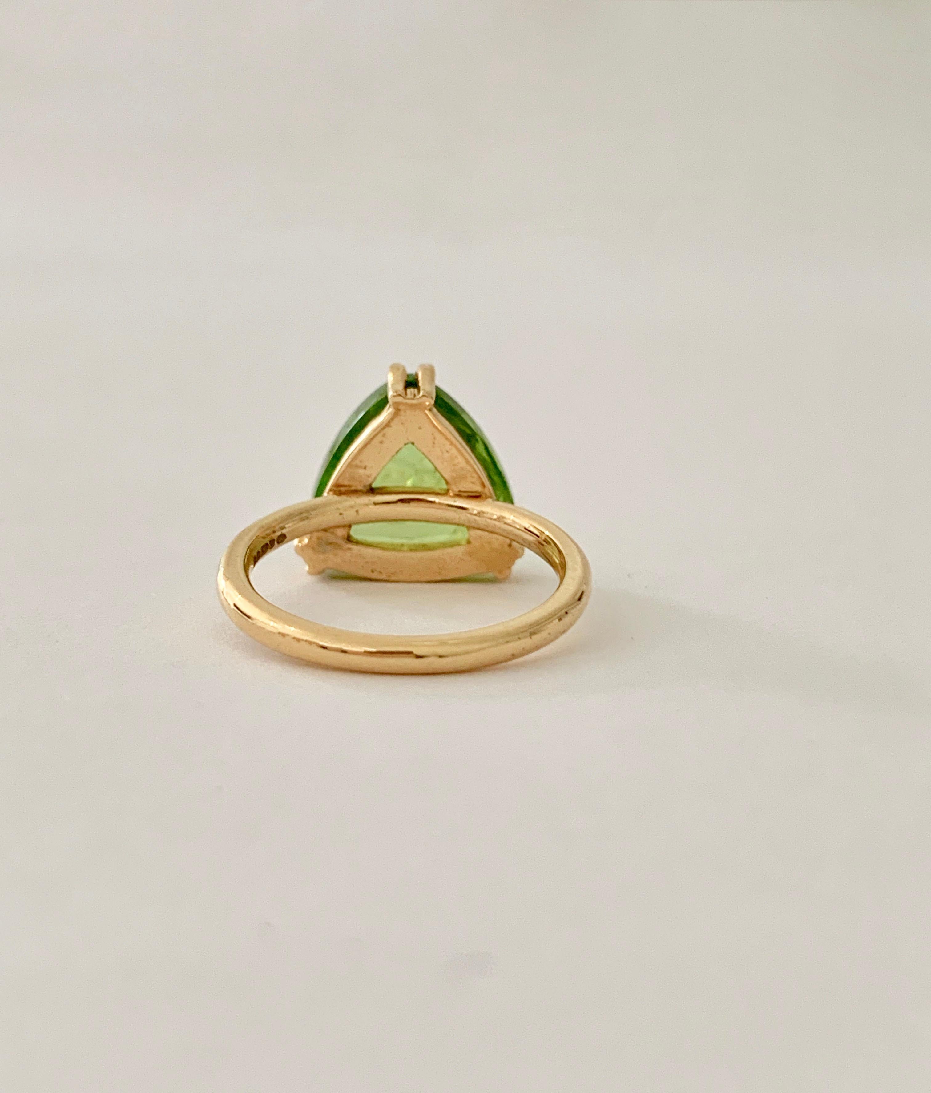 Women's Bespoke 7.00 Carat Trillion Cut Cabochon Peridot Ring in 18 Carat Yellow Gold For Sale