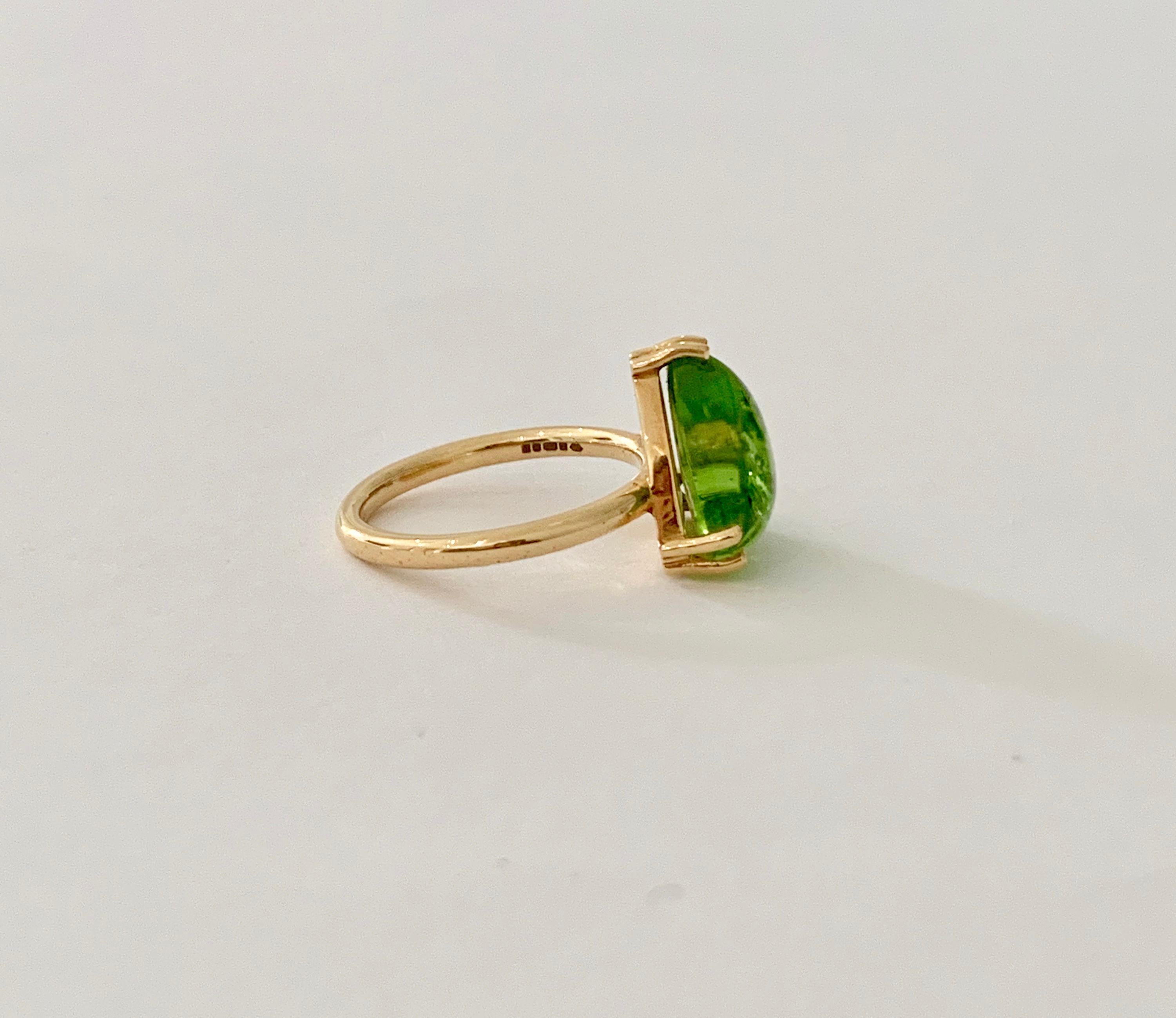 Bespoke 7.00 Carat Trillion Cut Cabochon Peridot Ring in 18 Carat Yellow Gold For Sale 1