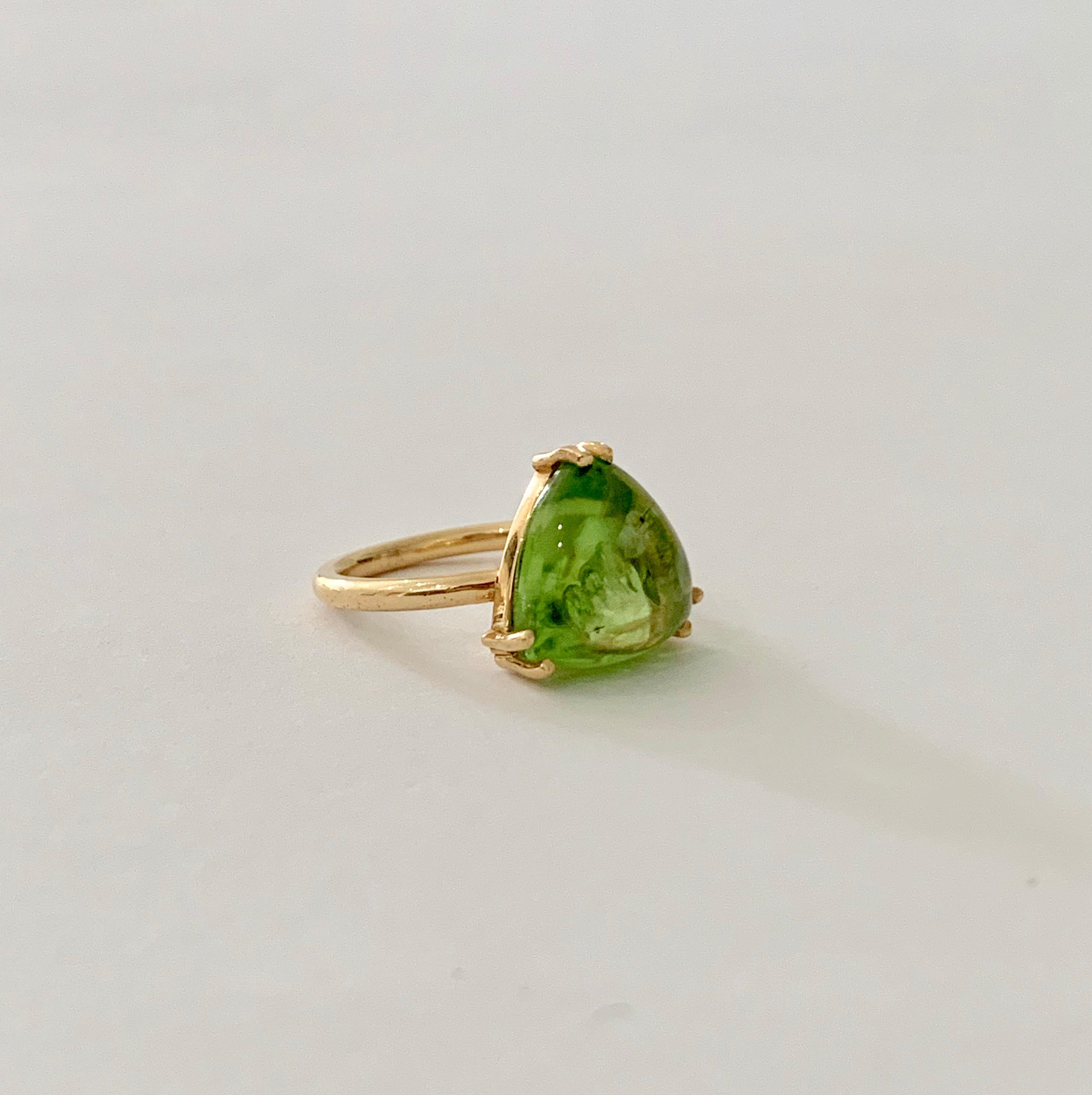 Bespoke 7.00 Carat Trillion Cut Cabochon Peridot Ring in 18 Carat Yellow Gold For Sale 2