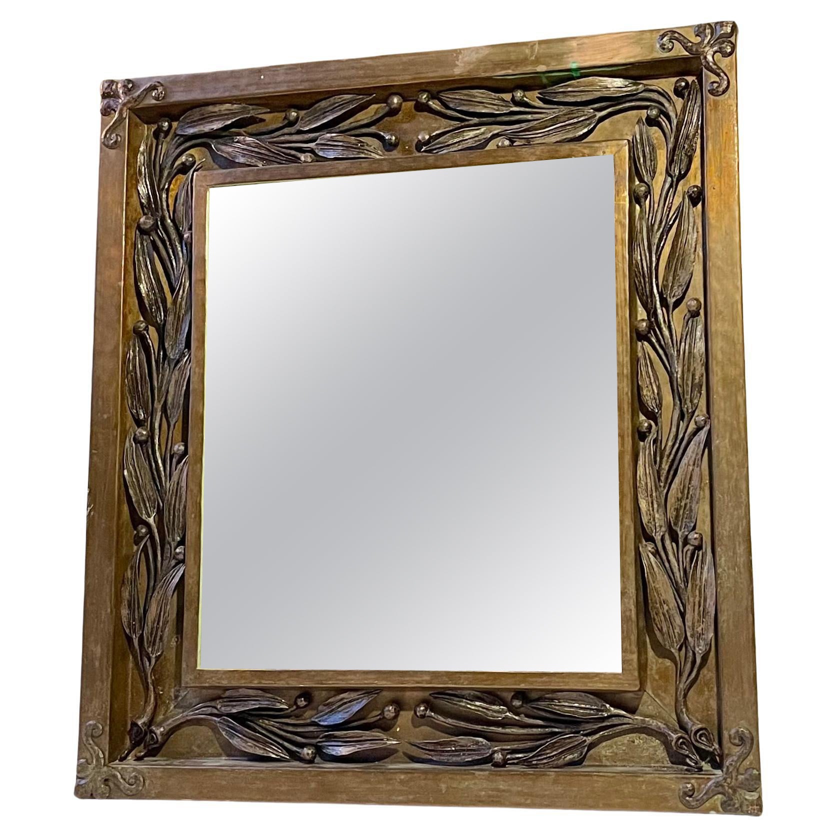 Specchio da parete su misura in Antique French Brass w. Dettagli del rilievo in bronzo forgiato