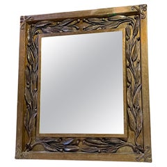 Specchio da parete su misura in Antique French Brass w. Dettagli del rilievo in bronzo forgiato