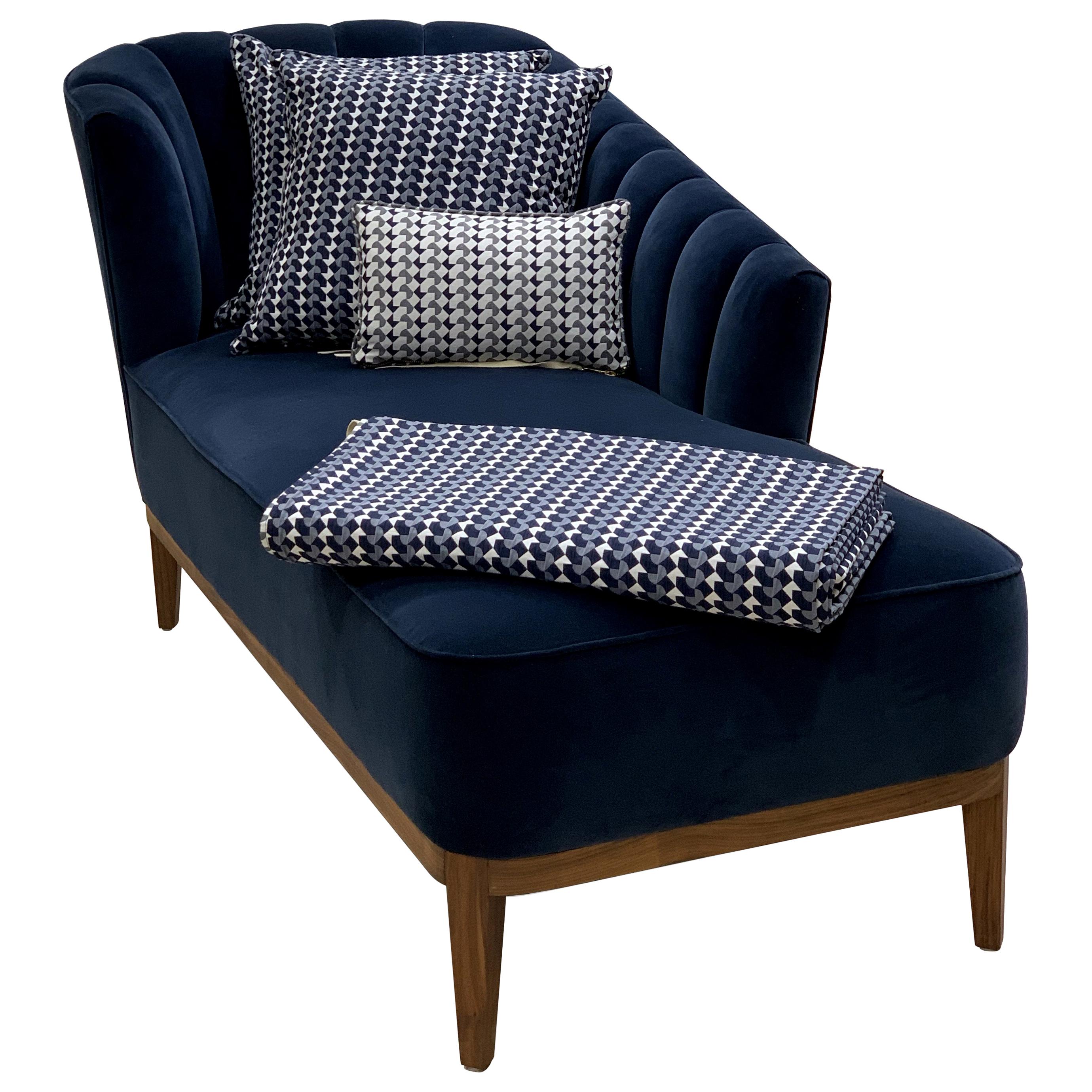 Maßgefertigte Aphrodite-Sessel mit geriffelten Details in Holzrahmen und blauem Samt