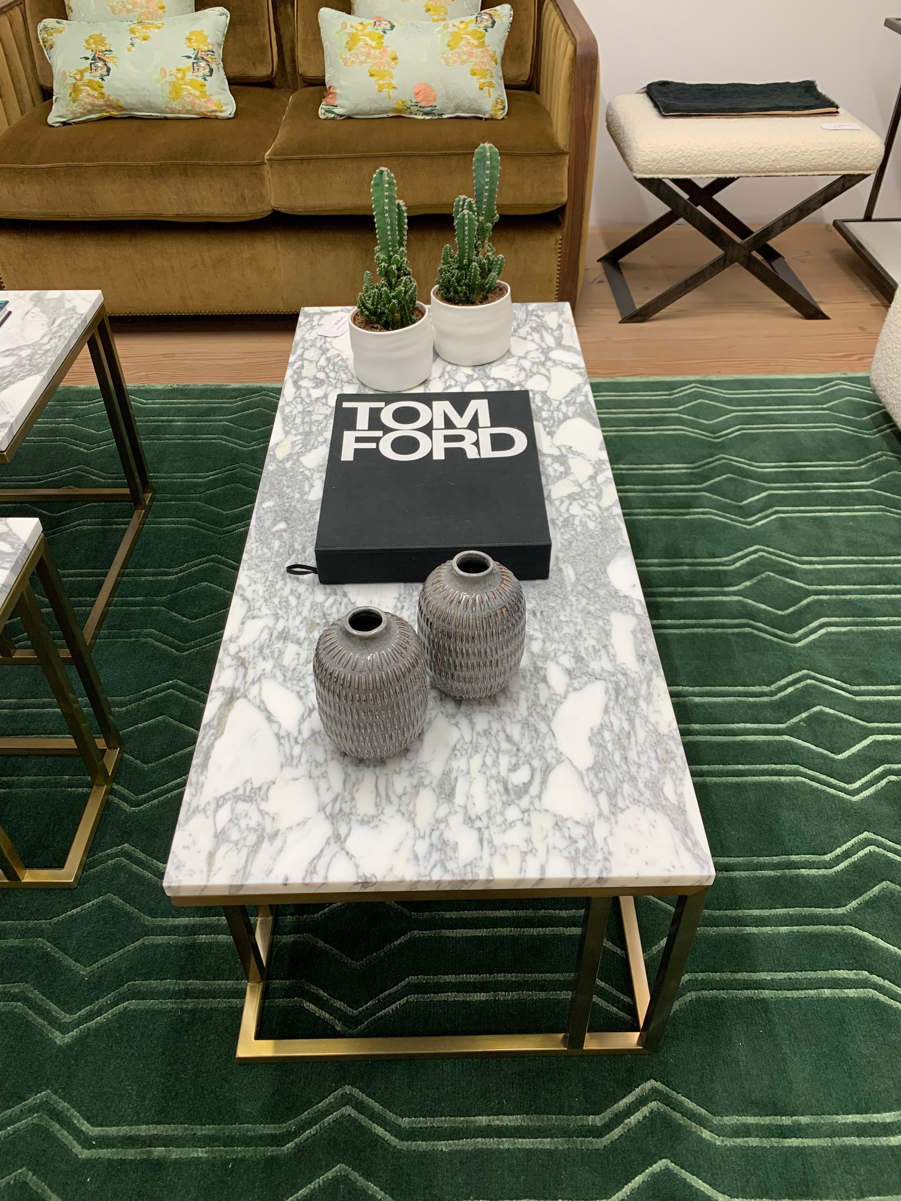 Patiné CUSTOM MADE Table basse sur mesure Structure en laiton et marbre noir en vente