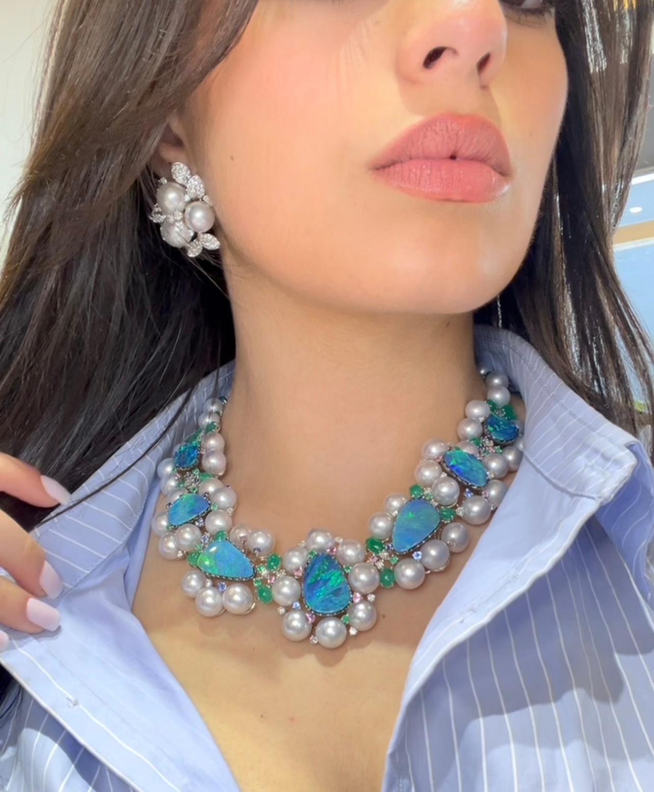 Création sur mesure en or blanc 18k (poinçon 750). Ce splendide collier présente une collection de 54 perles des mers du Sud de haute qualité et d'un grand éclat. Sept opales noires australiennes d'une valeur totale de 54,00 carats occupent une