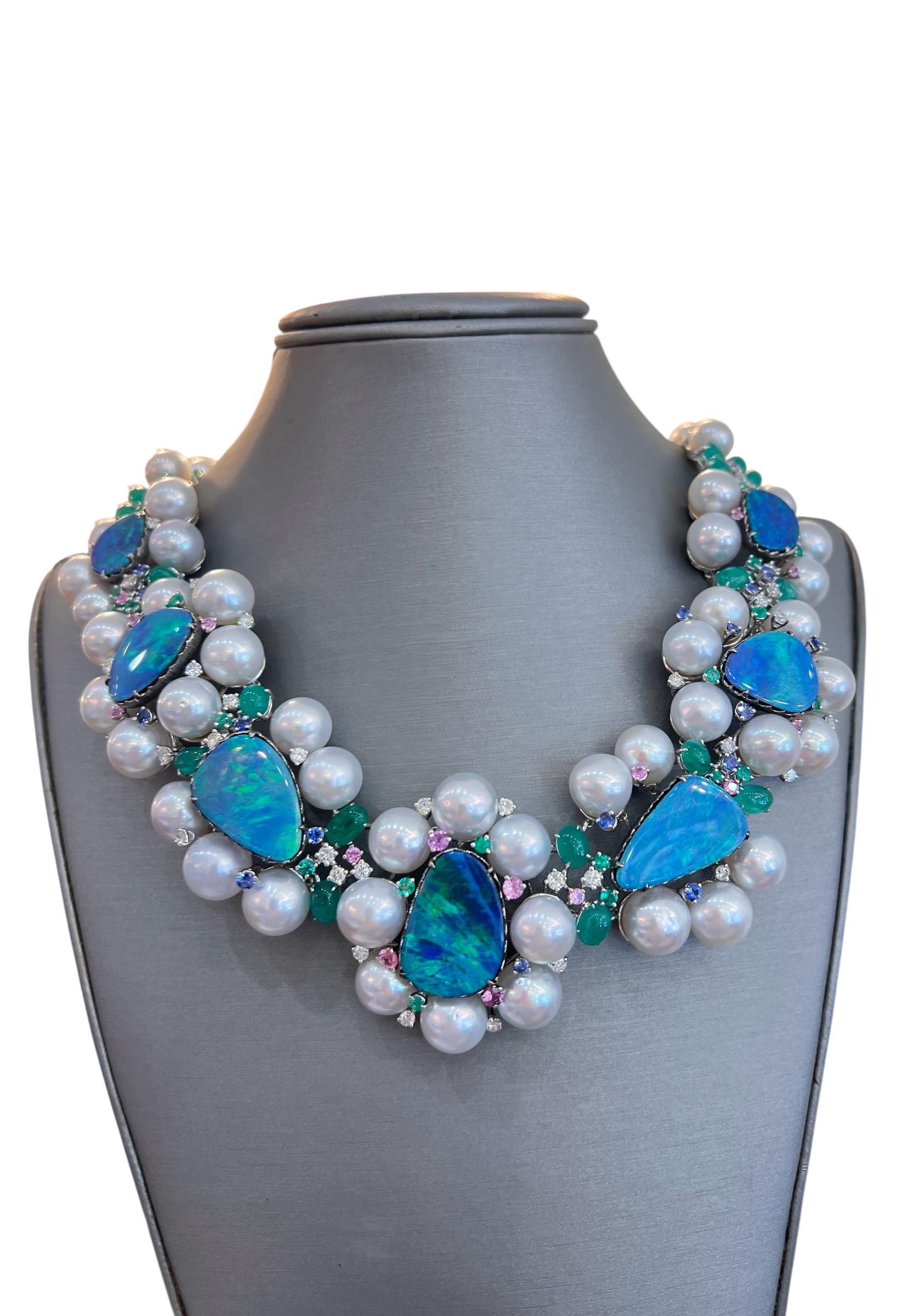 Contemporain Collier en or blanc 18 carats composé d'opales australiennes et de diamants. en vente