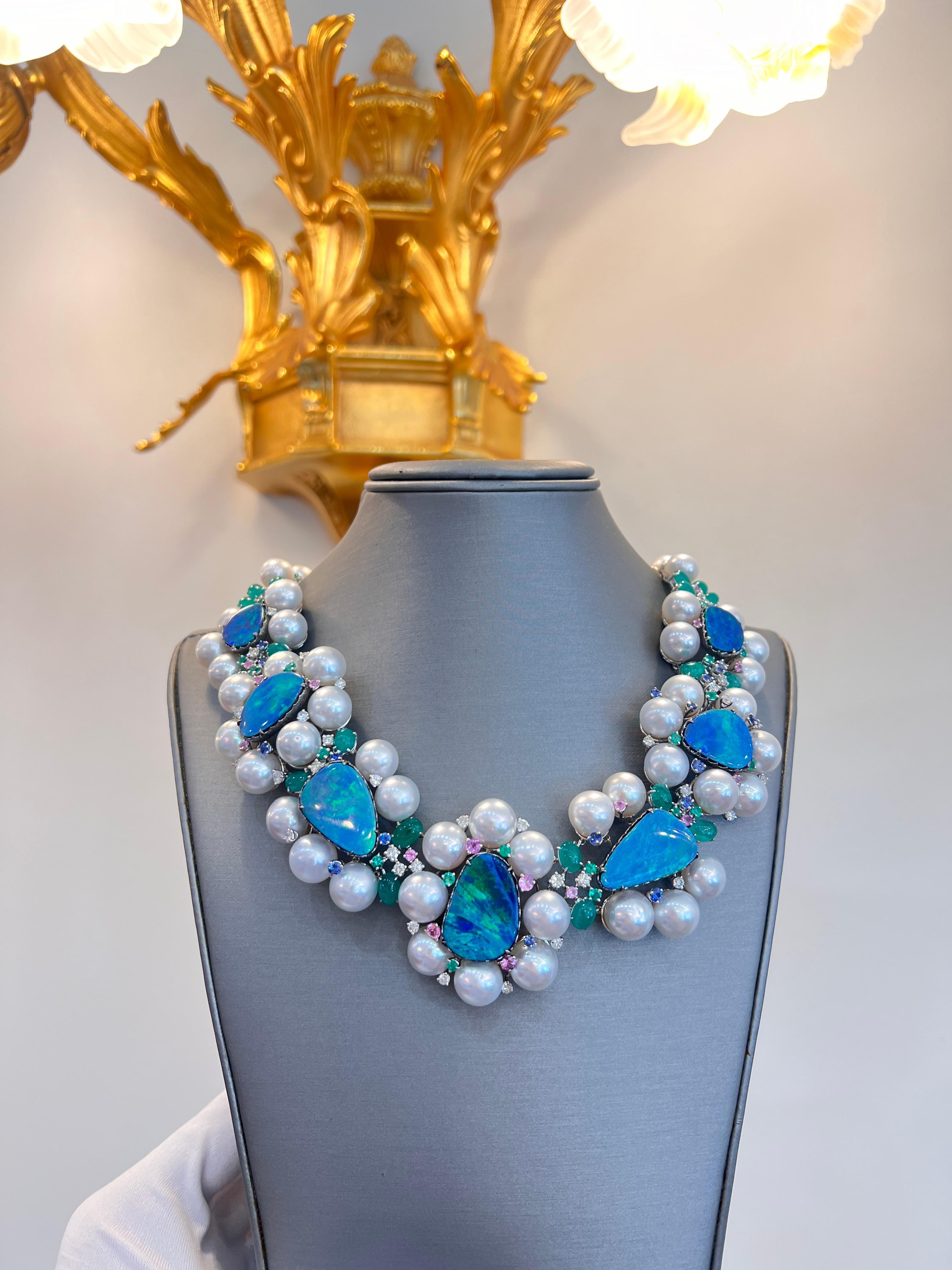 Collier en or blanc 18 carats composé d'opales australiennes et de diamants. Neuf - En vente à Great Neck, NY