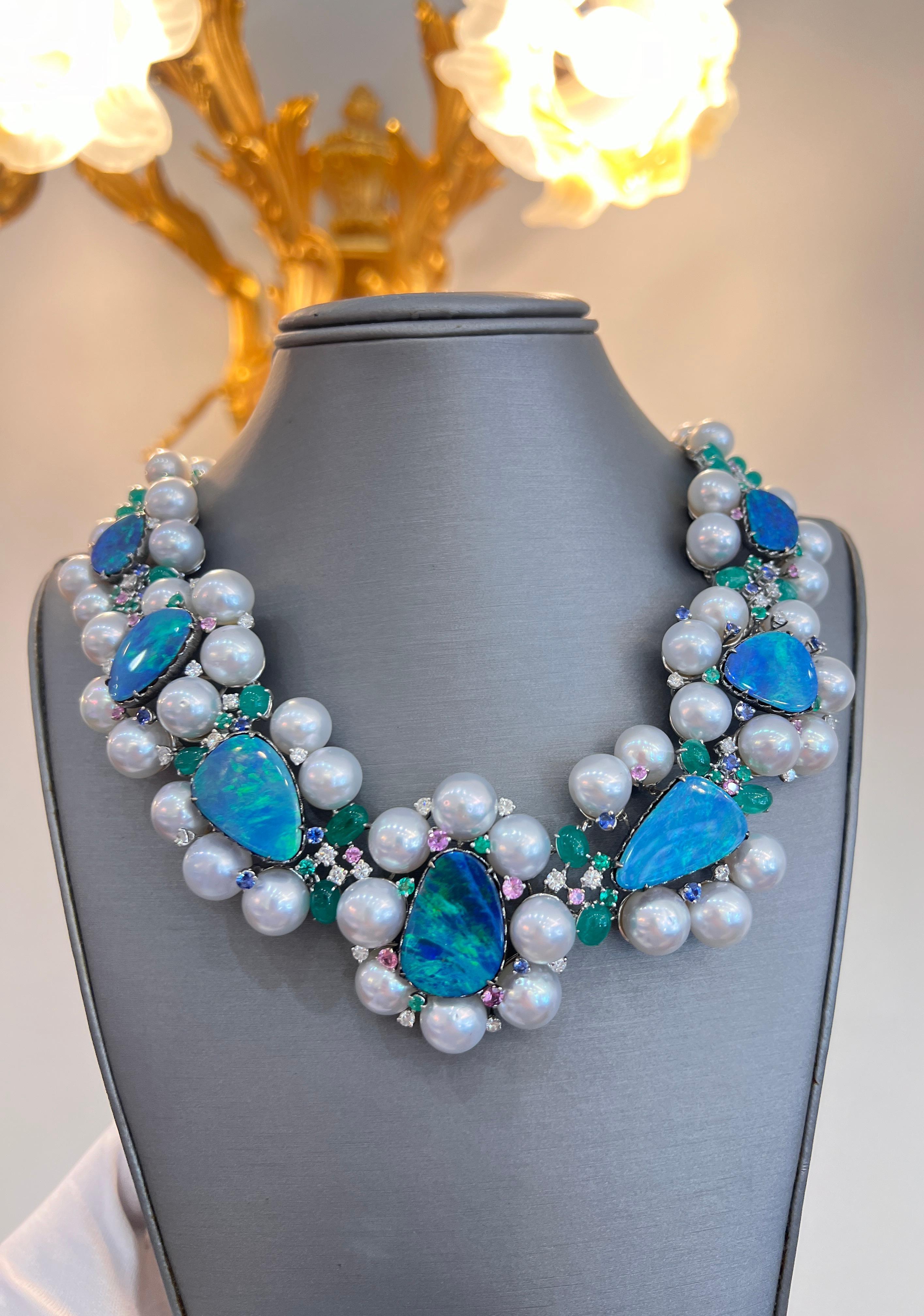 Collier en or blanc 18 carats composé d'opales australiennes et de diamants. Pour femmes en vente