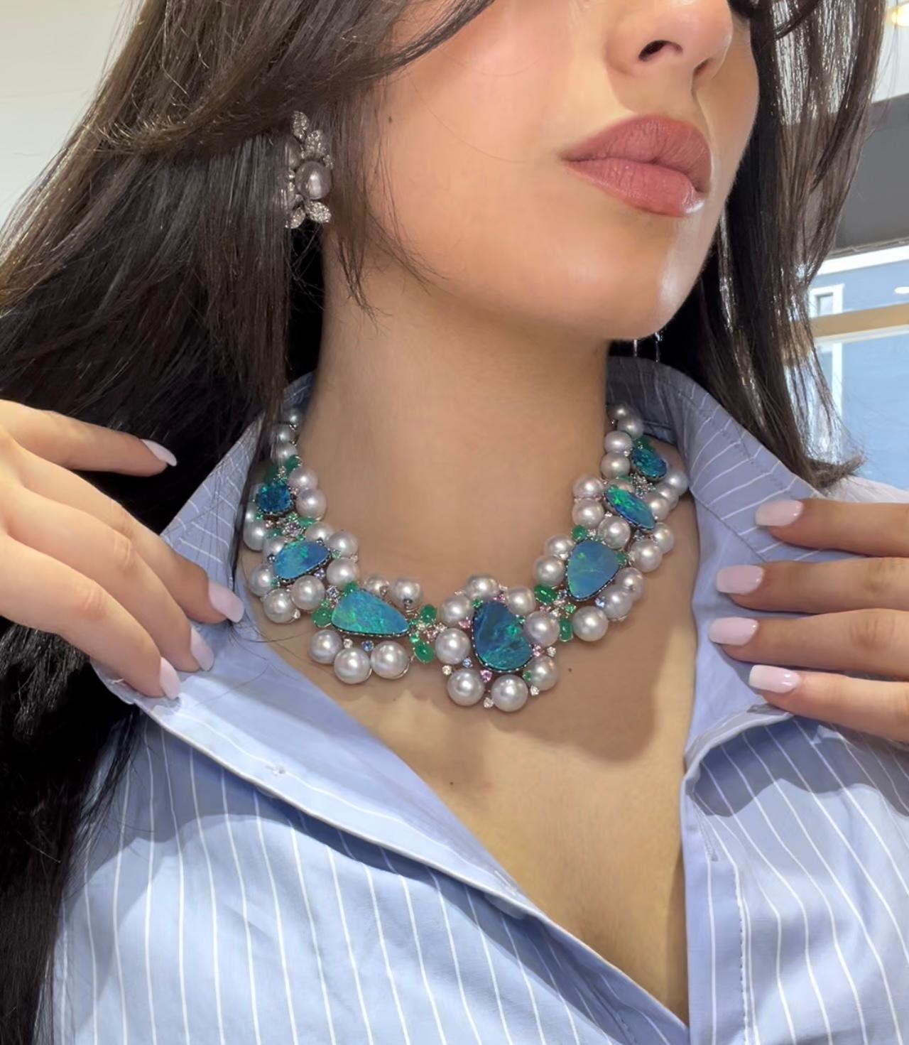Collier en or blanc 18 carats composé d'opales australiennes et de diamants. en vente 1
