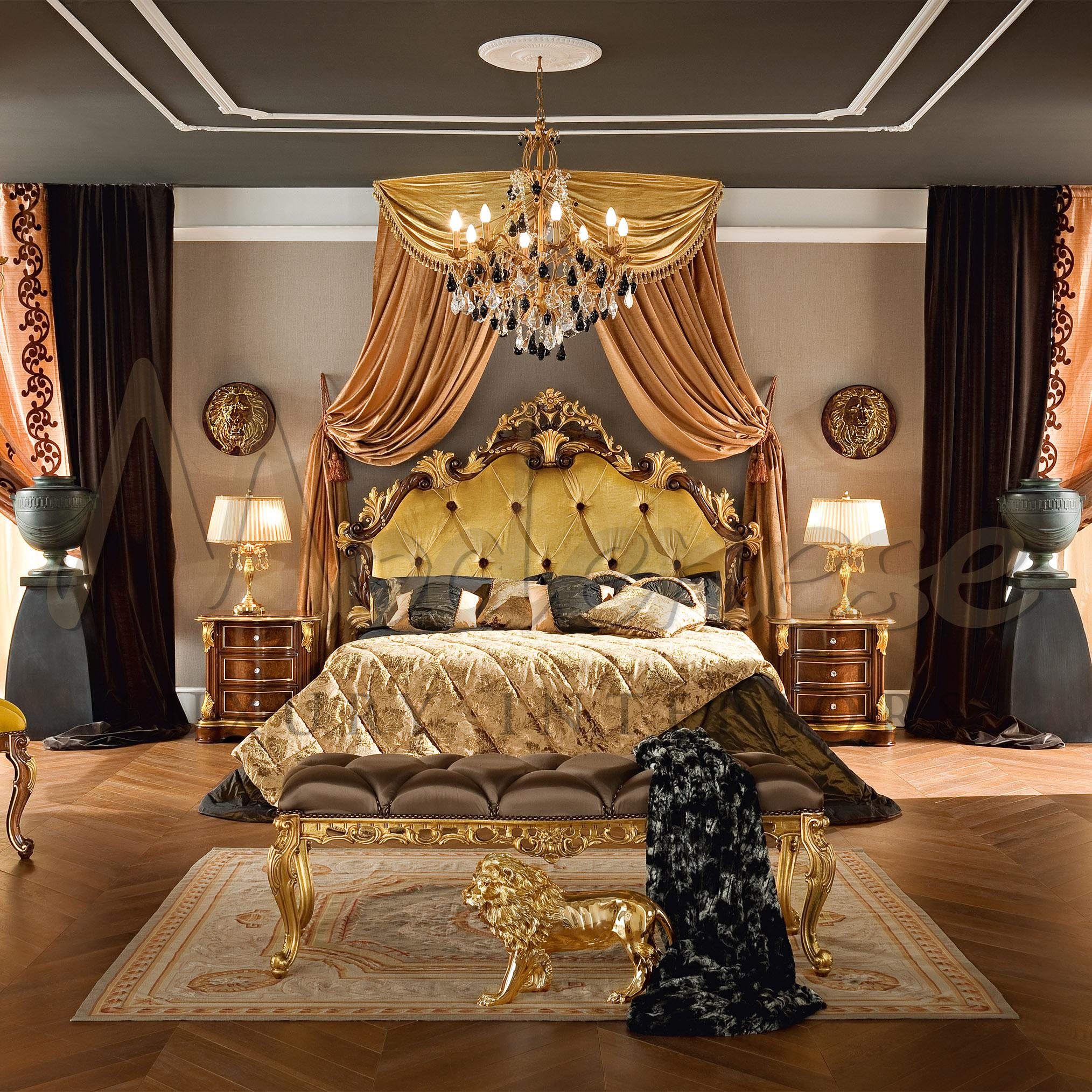 Découvrez les traditions baroques italiennes sous un nouveau jour avec Modenese Luxury Interiors, et admirez cette longue banquette de lit Bella Vita au revêtement touffeté en satin marron avec boutons assortis, également disponible en version