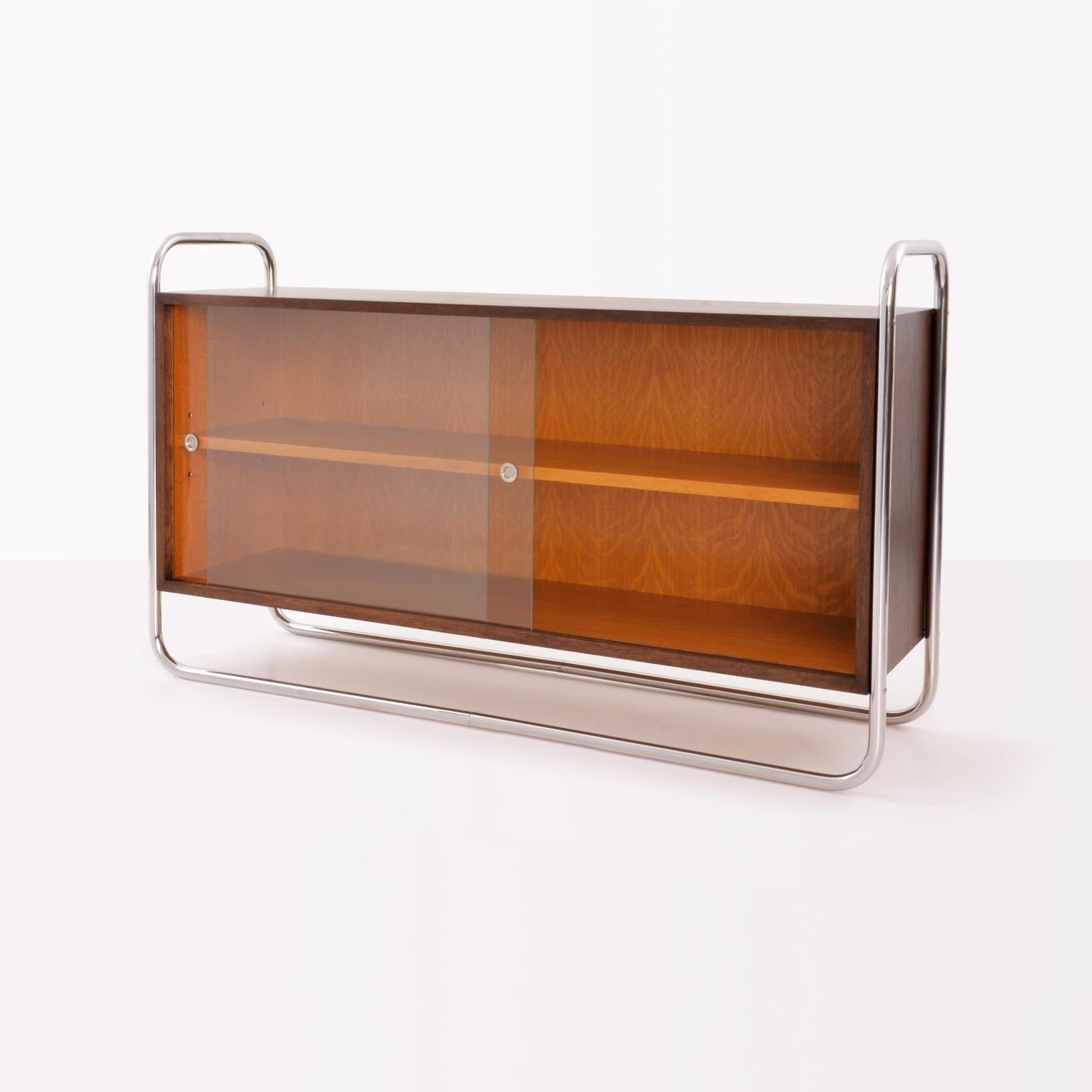Librería baja de acero tubular Bauhaus a medida, madera teñida, paneles correderos de cristal Moderno en venta