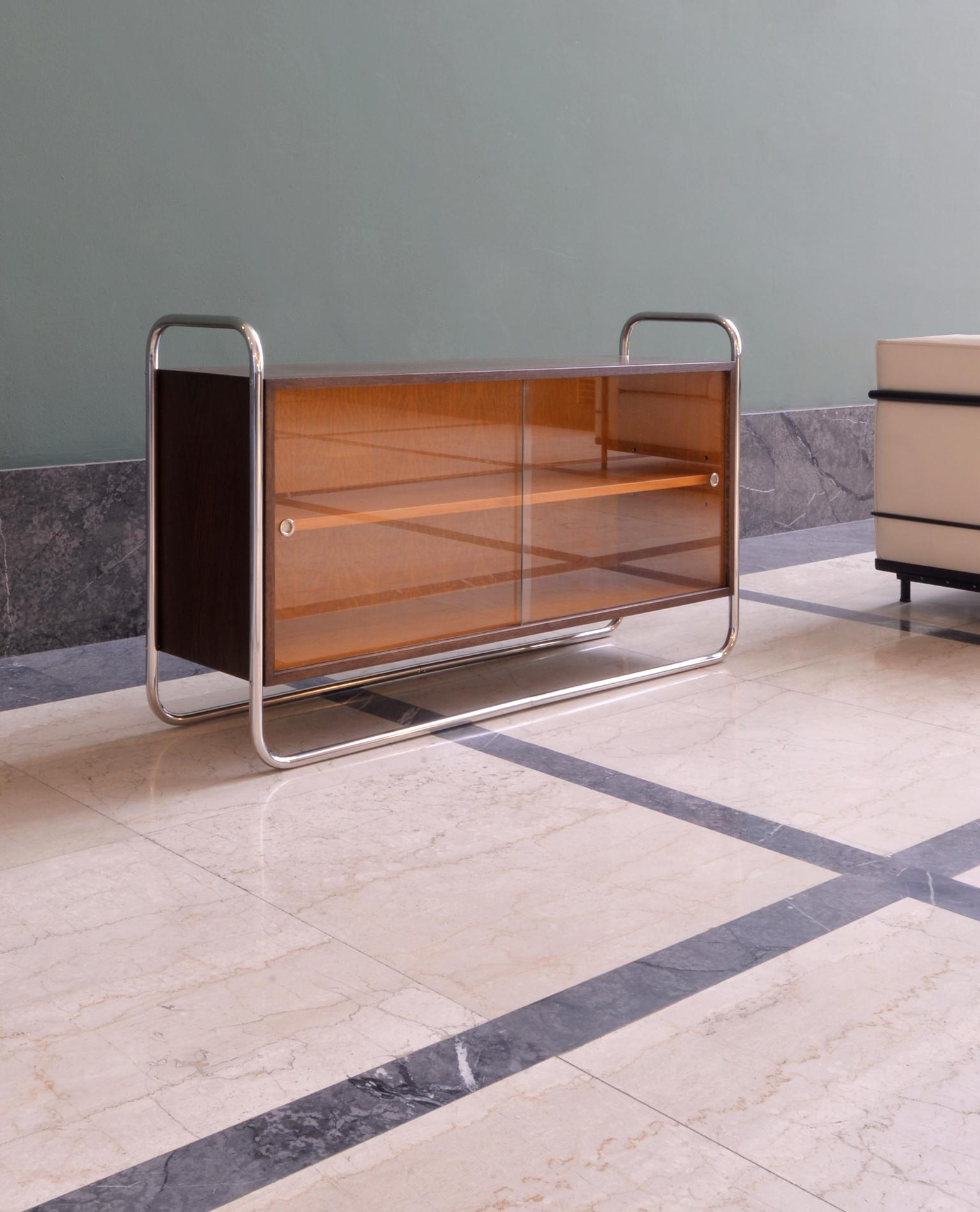 Librería baja de acero tubular Bauhaus a medida, madera teñida, paneles correderos de cristal Alemán en venta