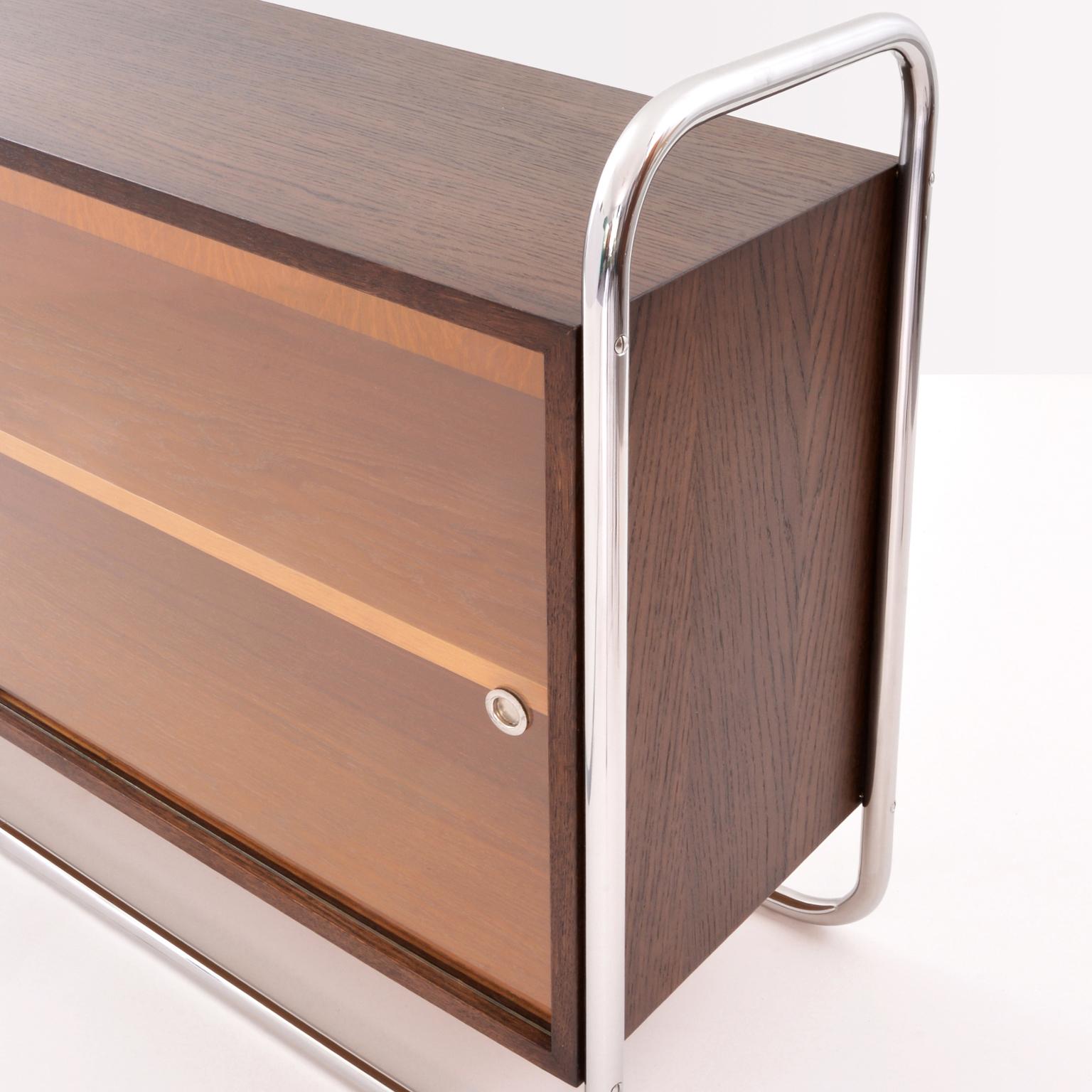 Librería baja de acero tubular Bauhaus a medida, madera teñida, paneles correderos de cristal Chapado en venta